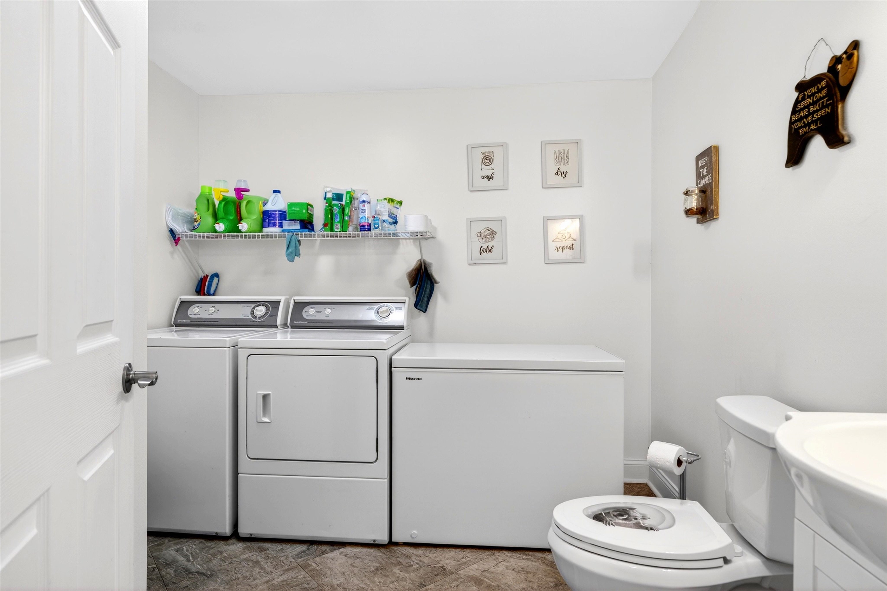 Full hall bath with shower and integrated laundry area (approx. 9' x 9'2
