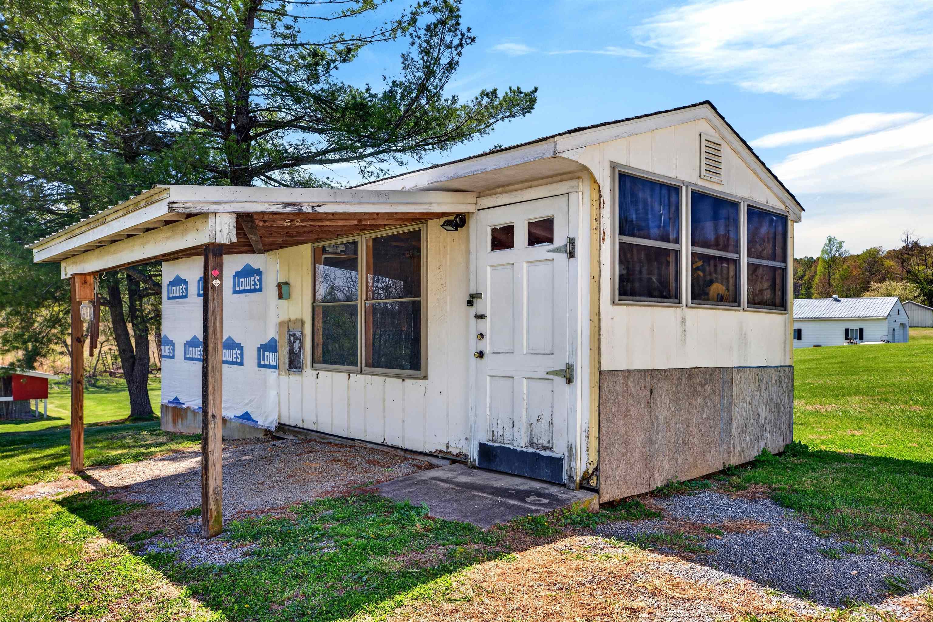 Approx. 240 sq ft workshop with electricity, ideal for projects, hobbies, or additional storage space.
