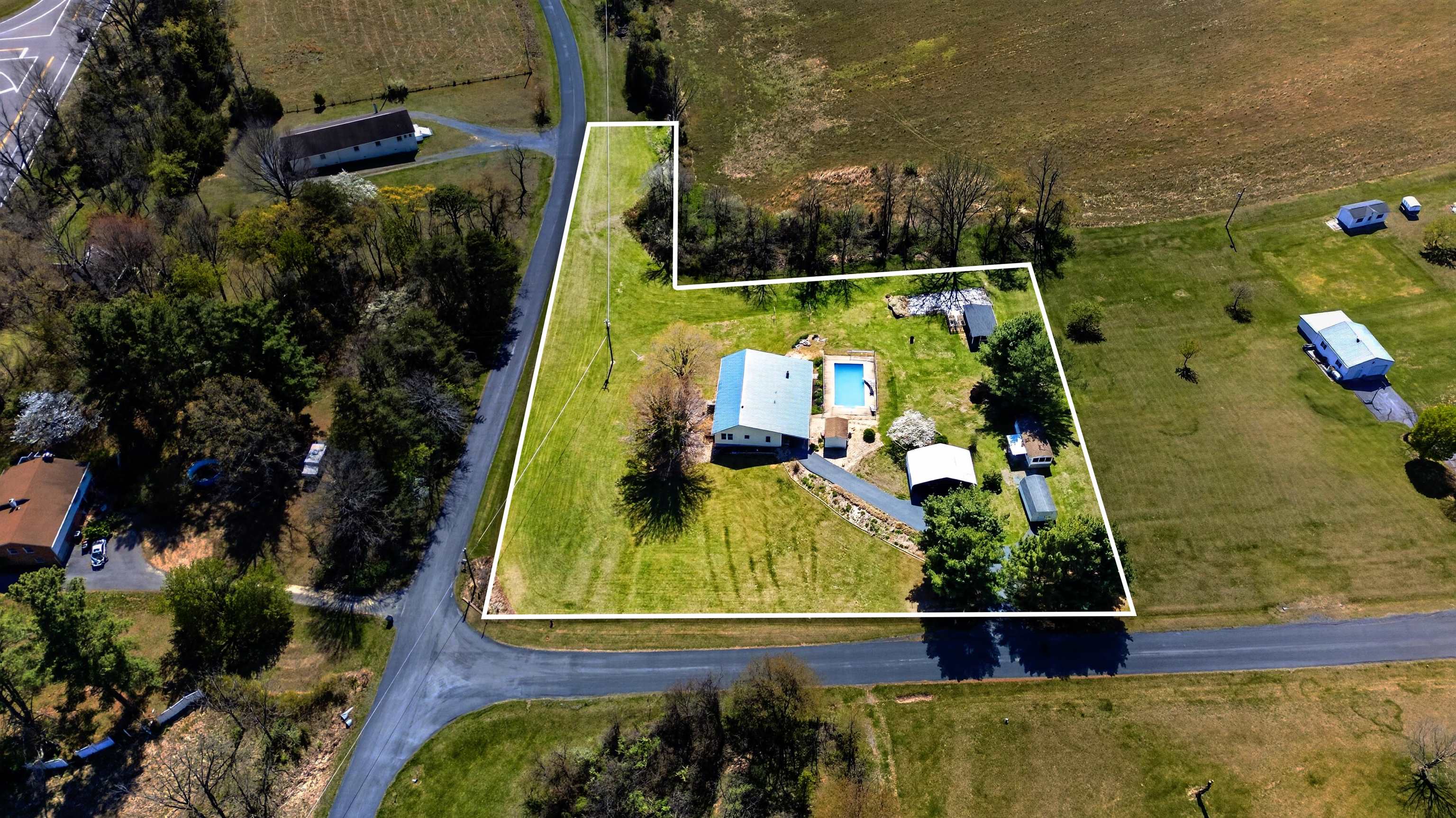 Approximate property boundary shown for reference only. This image is not a survey. Buyers should verify all boundaries and details independently.