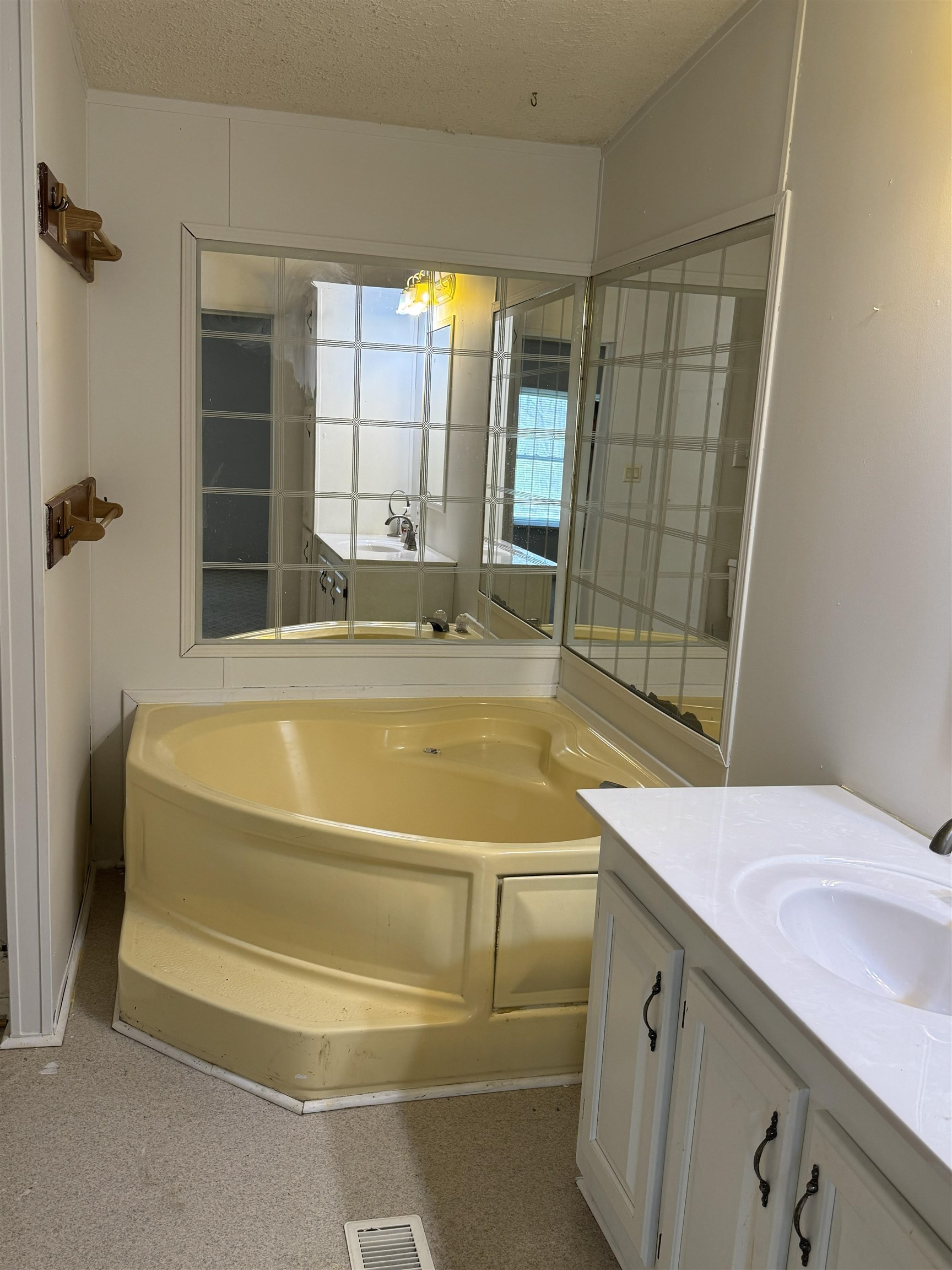 67 BOTTOM LN, LYNDHURST, Virginia 22952, 3 Bedrooms Bedrooms, ,2 BathroomsBathrooms,Residential,67 BOTTOM LN,675613 MLS # 675613