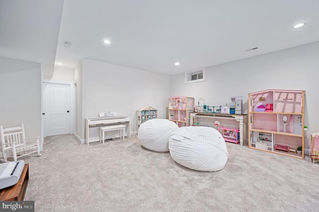 10912 DOWNTON AVE, SPOTSYLVANIA, Virginia 22553, 6 Bedrooms Bedrooms, ,5 BathroomsBathrooms,Residential,10912 DOWNTON AVE,VASP2040556 MLS # VASP2040556