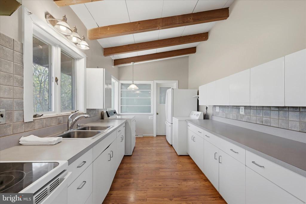 2517 FIVE POINTS RD, MARSHALL, Virginia, 5 Bedrooms Bedrooms, ,4 BathroomsBathrooms,Residential,2517 FIVE POINTS RD,VAFQ2021260 MLS # VAFQ2021260