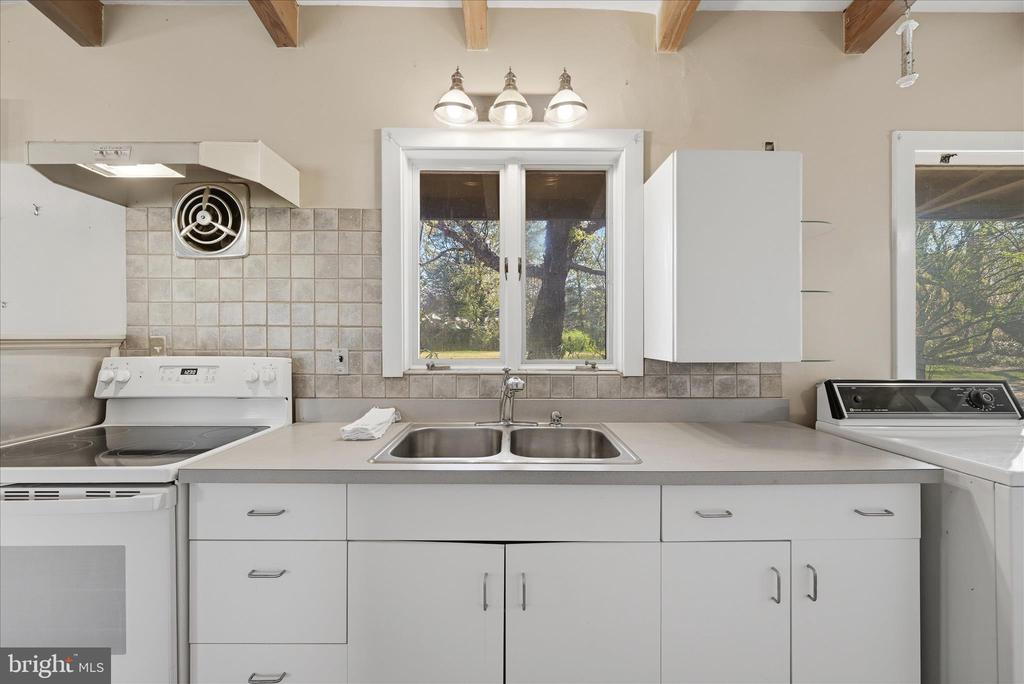 2517 FIVE POINTS RD, MARSHALL, Virginia, 5 Bedrooms Bedrooms, ,4 BathroomsBathrooms,Residential,2517 FIVE POINTS RD,VAFQ2021260 MLS # VAFQ2021260