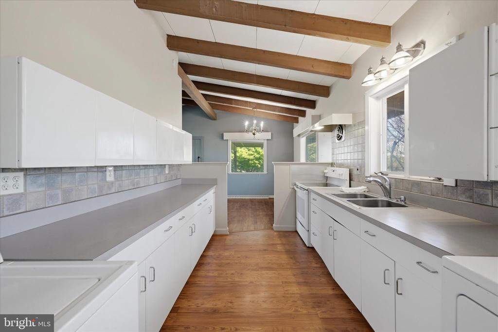 2517 FIVE POINTS RD, MARSHALL, Virginia, 5 Bedrooms Bedrooms, ,4 BathroomsBathrooms,Residential,2517 FIVE POINTS RD,VAFQ2021260 MLS # VAFQ2021260