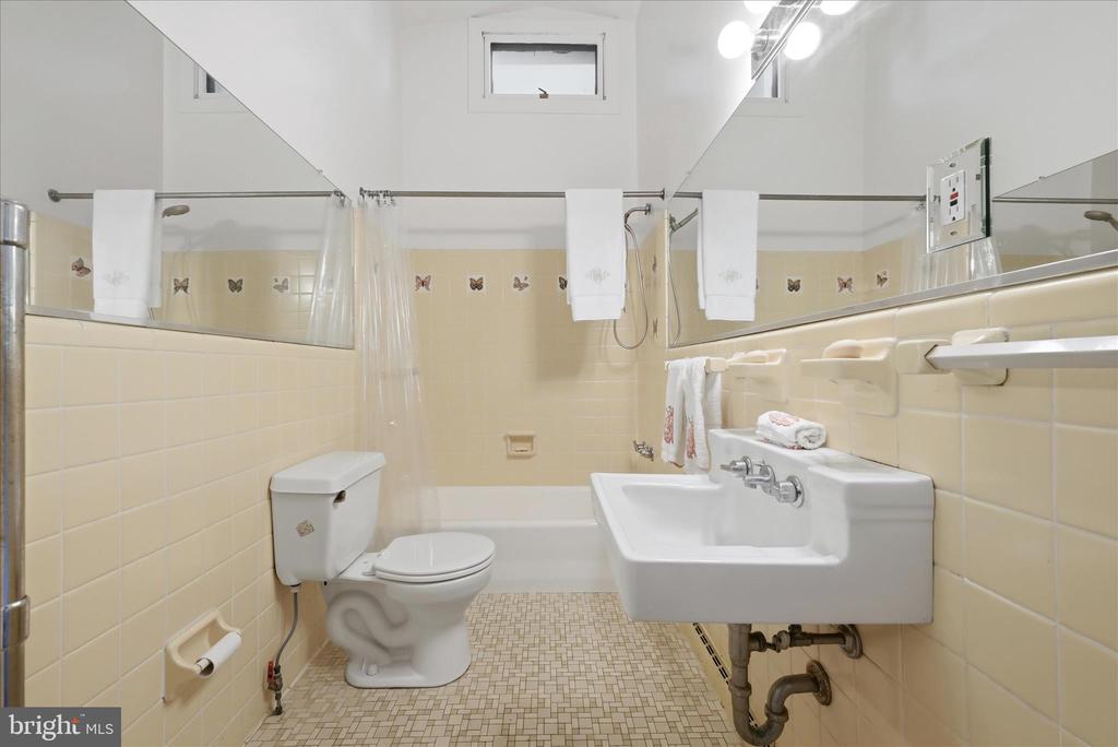 2517 FIVE POINTS RD, MARSHALL, Virginia, 5 Bedrooms Bedrooms, ,4 BathroomsBathrooms,Residential,2517 FIVE POINTS RD,VAFQ2021260 MLS # VAFQ2021260