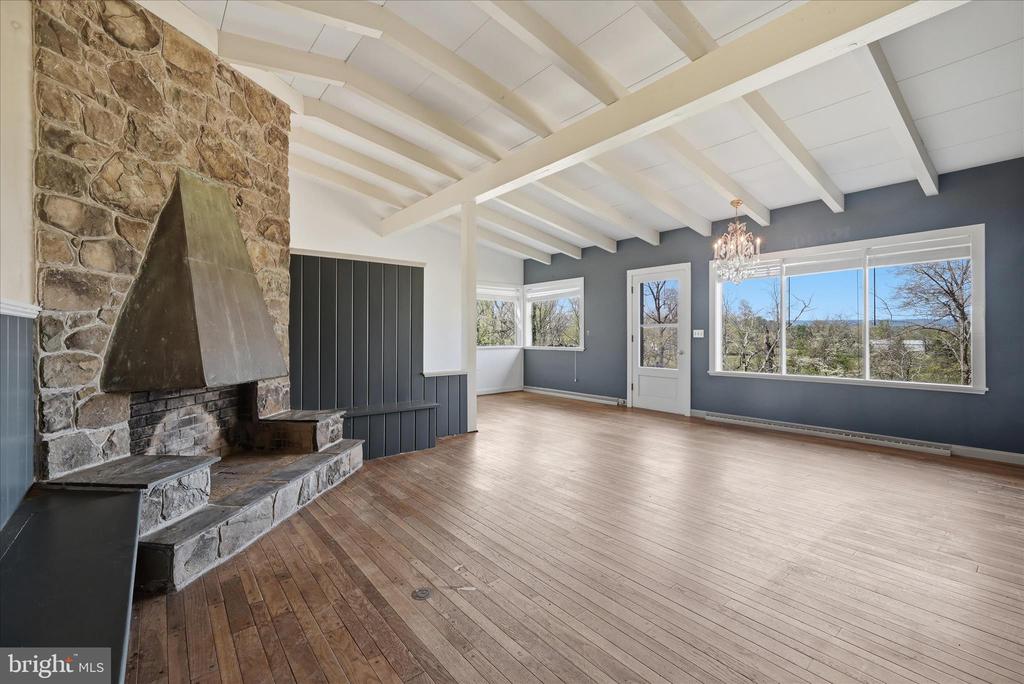 2517 FIVE POINTS RD, MARSHALL, Virginia, 5 Bedrooms Bedrooms, ,4 BathroomsBathrooms,Residential,2517 FIVE POINTS RD,VAFQ2021260 MLS # VAFQ2021260