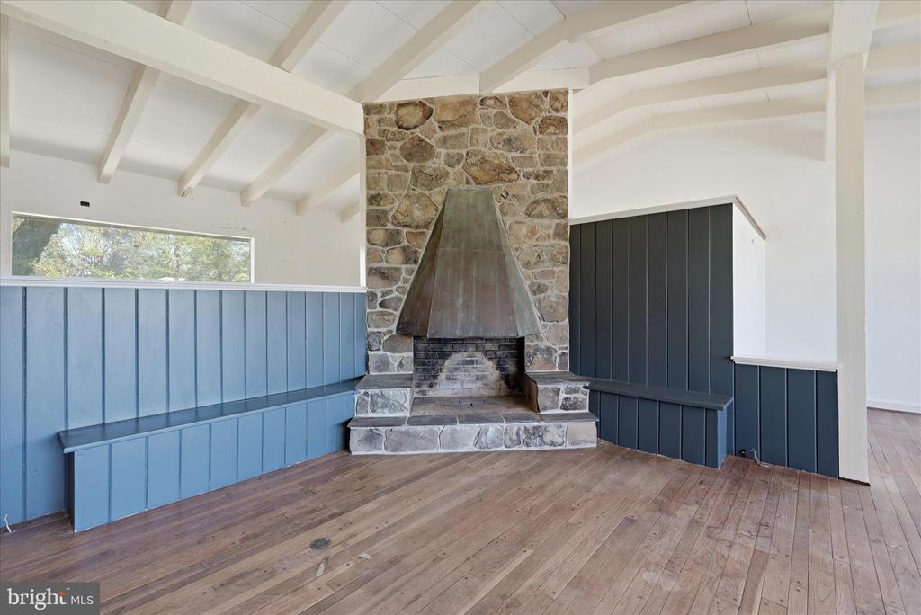 2517 FIVE POINTS RD, MARSHALL, Virginia, 5 Bedrooms Bedrooms, ,4 BathroomsBathrooms,Residential,2517 FIVE POINTS RD,VAFQ2021260 MLS # VAFQ2021260