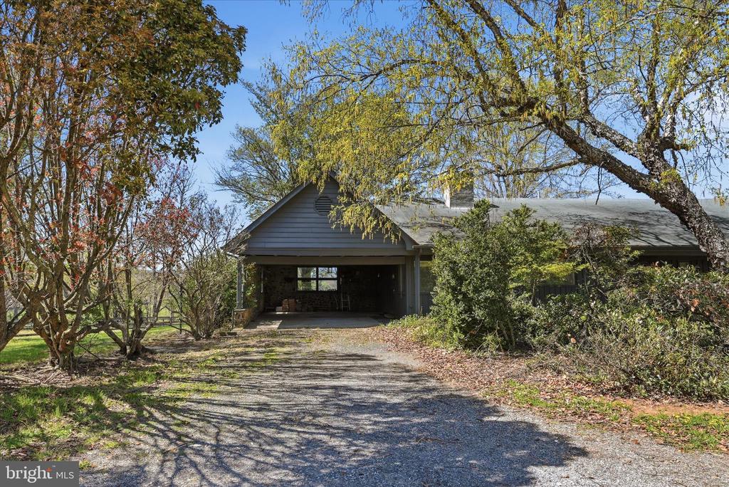 2517 FIVE POINTS RD, MARSHALL, Virginia, 5 Bedrooms Bedrooms, ,4 BathroomsBathrooms,Residential,2517 FIVE POINTS RD,VAFQ2021260 MLS # VAFQ2021260