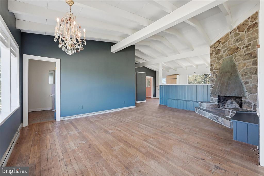 2517 FIVE POINTS RD, MARSHALL, Virginia, 5 Bedrooms Bedrooms, ,4 BathroomsBathrooms,Residential,2517 FIVE POINTS RD,VAFQ2021260 MLS # VAFQ2021260