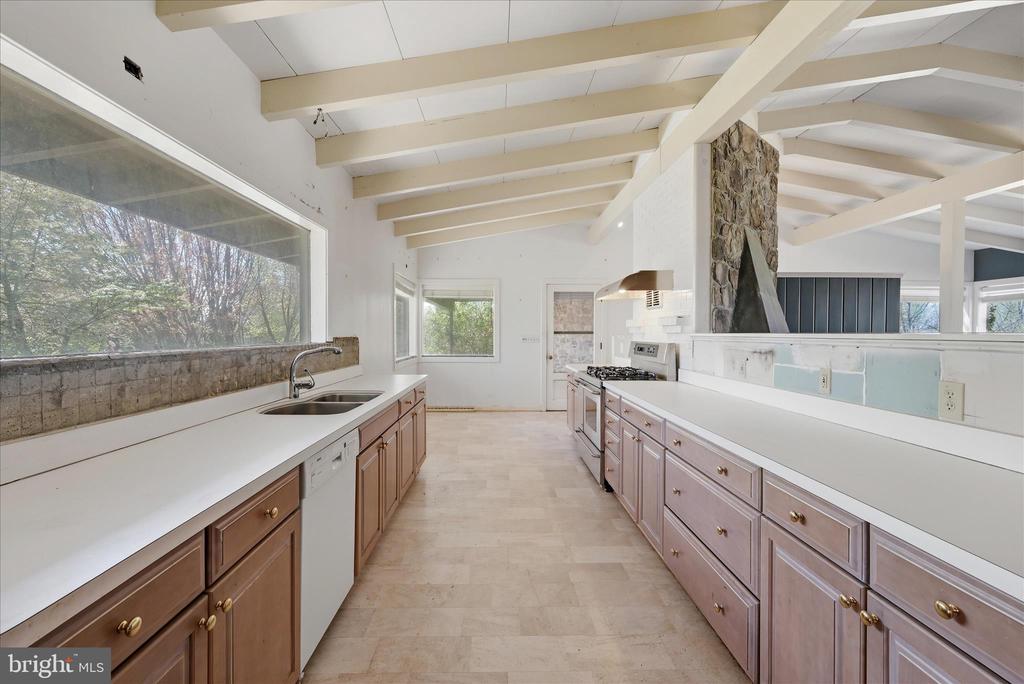 2517 FIVE POINTS RD, MARSHALL, Virginia, 5 Bedrooms Bedrooms, ,4 BathroomsBathrooms,Residential,2517 FIVE POINTS RD,VAFQ2021260 MLS # VAFQ2021260