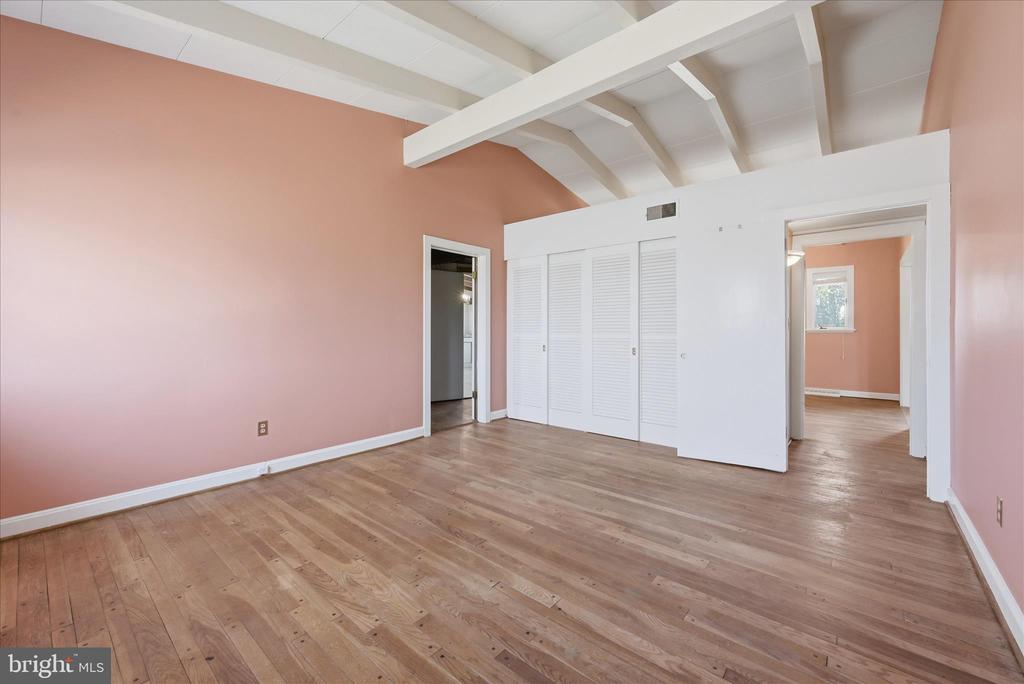 2517 FIVE POINTS RD, MARSHALL, Virginia, 5 Bedrooms Bedrooms, ,4 BathroomsBathrooms,Residential,2517 FIVE POINTS RD,VAFQ2021260 MLS # VAFQ2021260