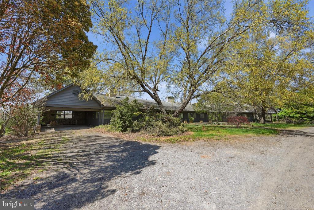 2517 FIVE POINTS RD, MARSHALL, Virginia, 5 Bedrooms Bedrooms, ,4 BathroomsBathrooms,Residential,2517 FIVE POINTS RD,VAFQ2021260 MLS # VAFQ2021260