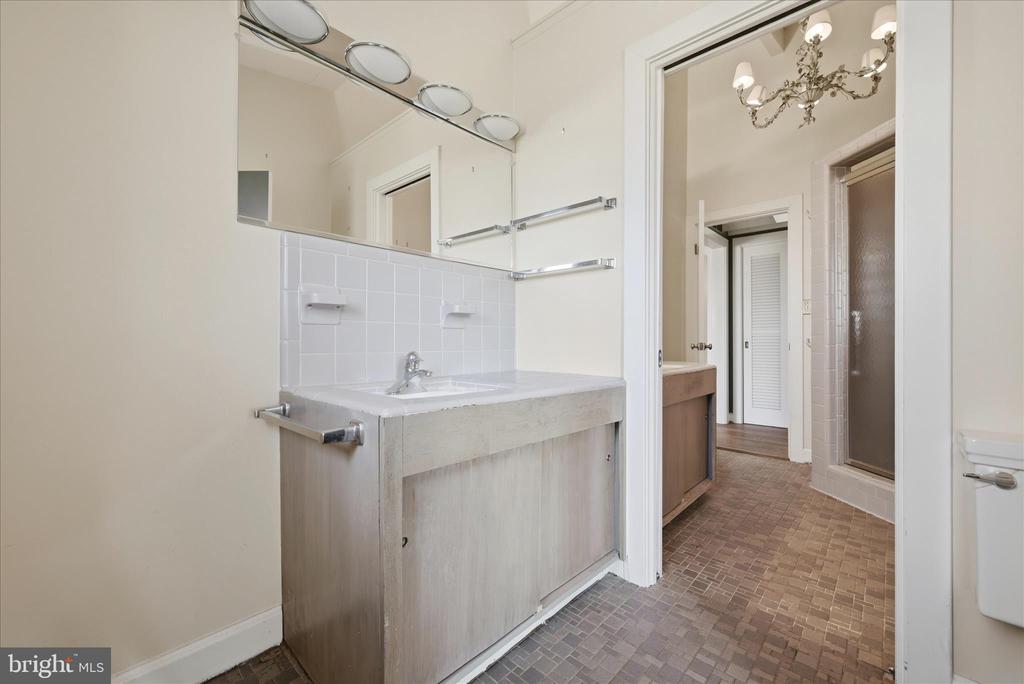 2517 FIVE POINTS RD, MARSHALL, Virginia, 5 Bedrooms Bedrooms, ,4 BathroomsBathrooms,Residential,2517 FIVE POINTS RD,VAFQ2021260 MLS # VAFQ2021260