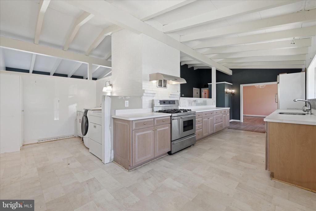 2517 FIVE POINTS RD, MARSHALL, Virginia, 5 Bedrooms Bedrooms, ,4 BathroomsBathrooms,Residential,2517 FIVE POINTS RD,VAFQ2021260 MLS # VAFQ2021260