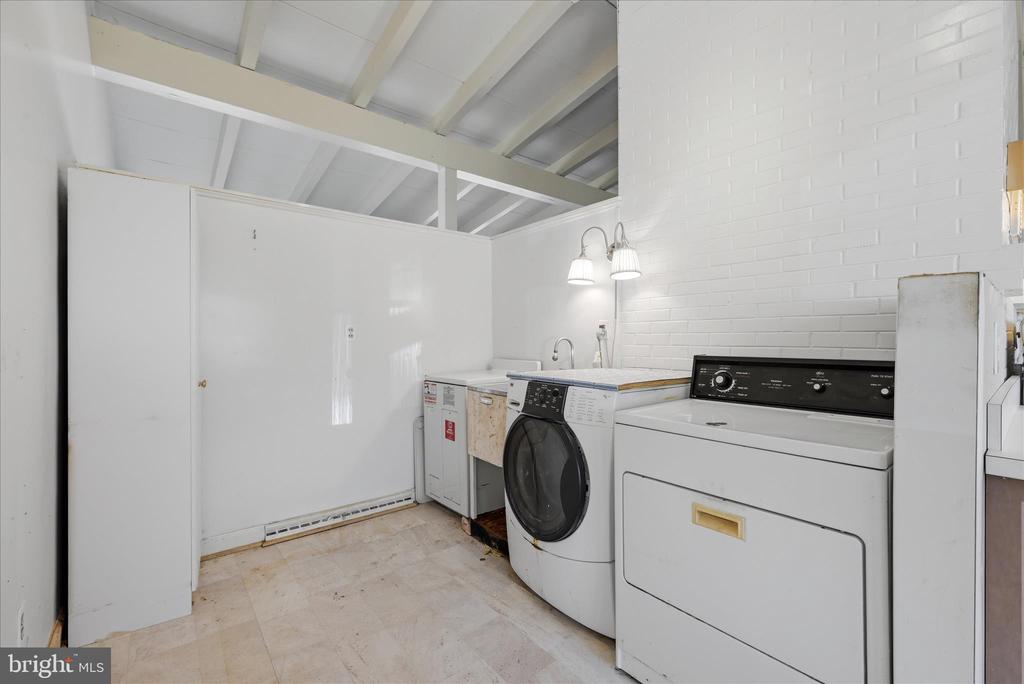 2517 FIVE POINTS RD, MARSHALL, Virginia, 5 Bedrooms Bedrooms, ,4 BathroomsBathrooms,Residential,2517 FIVE POINTS RD,VAFQ2021260 MLS # VAFQ2021260