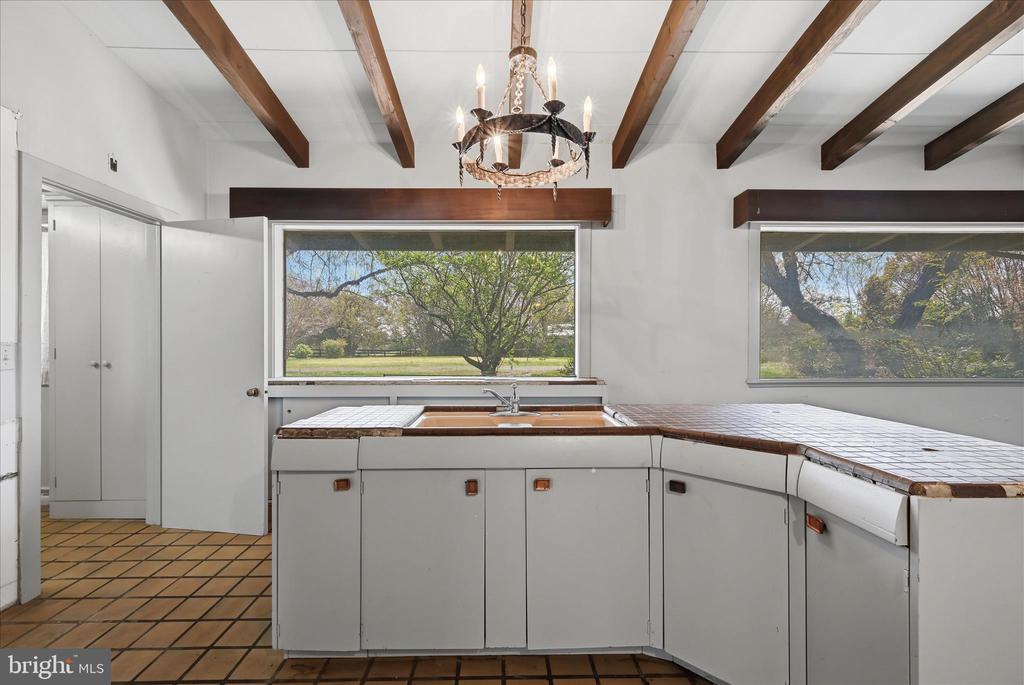 2517 FIVE POINTS RD, MARSHALL, Virginia, 5 Bedrooms Bedrooms, ,4 BathroomsBathrooms,Residential,2517 FIVE POINTS RD,VAFQ2021260 MLS # VAFQ2021260