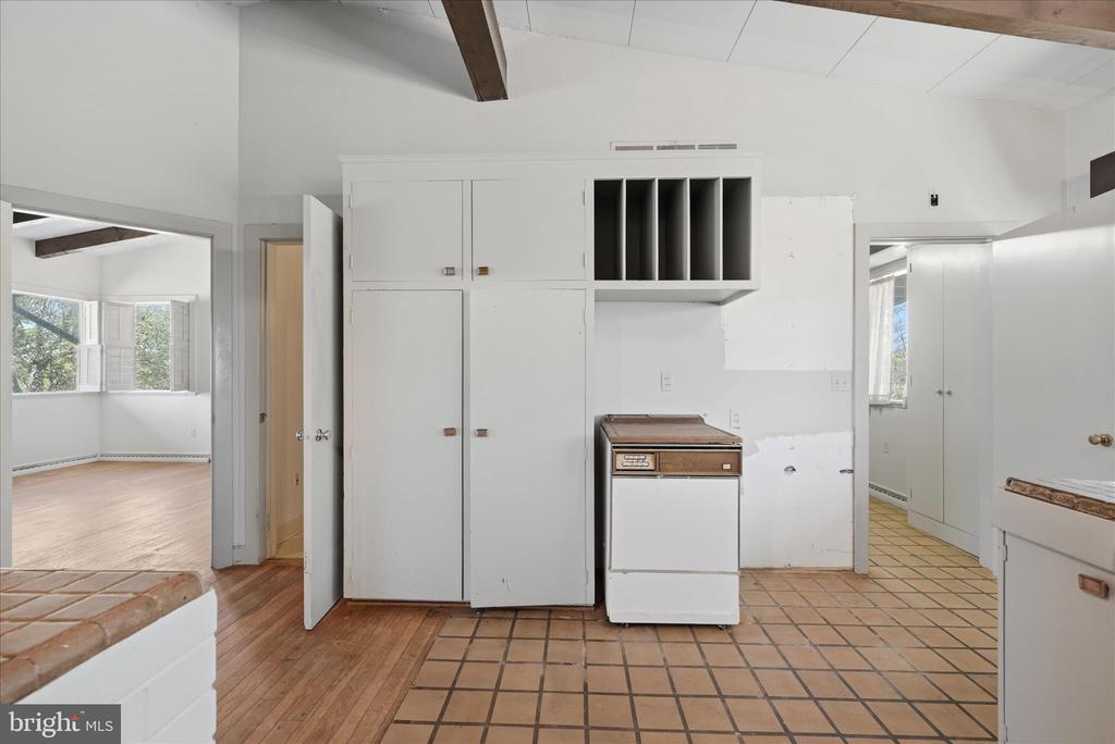 2517 FIVE POINTS RD, MARSHALL, Virginia, 5 Bedrooms Bedrooms, ,4 BathroomsBathrooms,Residential,2517 FIVE POINTS RD,VAFQ2021260 MLS # VAFQ2021260