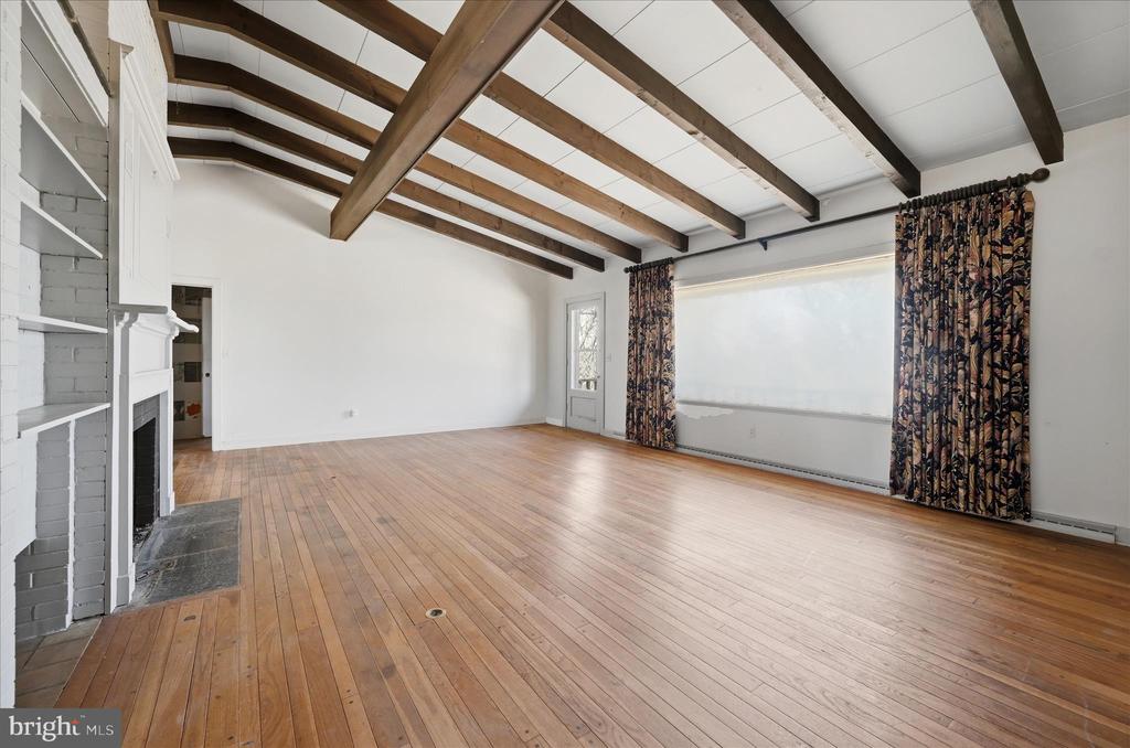 2517 FIVE POINTS RD, MARSHALL, Virginia, 5 Bedrooms Bedrooms, ,4 BathroomsBathrooms,Residential,2517 FIVE POINTS RD,VAFQ2021260 MLS # VAFQ2021260