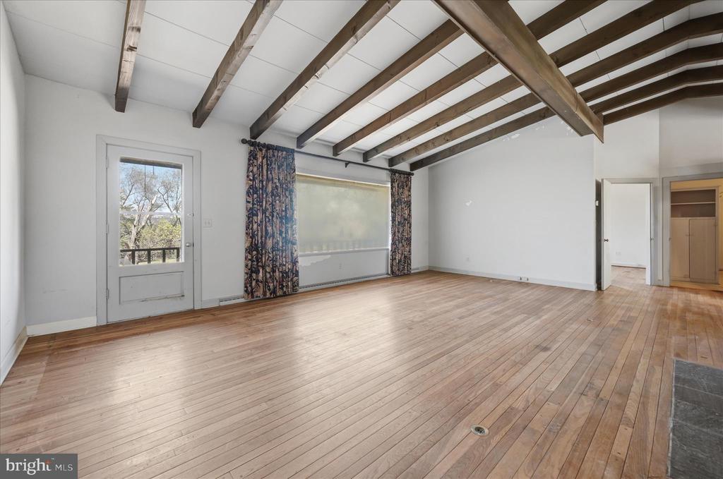 2517 FIVE POINTS RD, MARSHALL, Virginia, 5 Bedrooms Bedrooms, ,4 BathroomsBathrooms,Residential,2517 FIVE POINTS RD,VAFQ2021260 MLS # VAFQ2021260