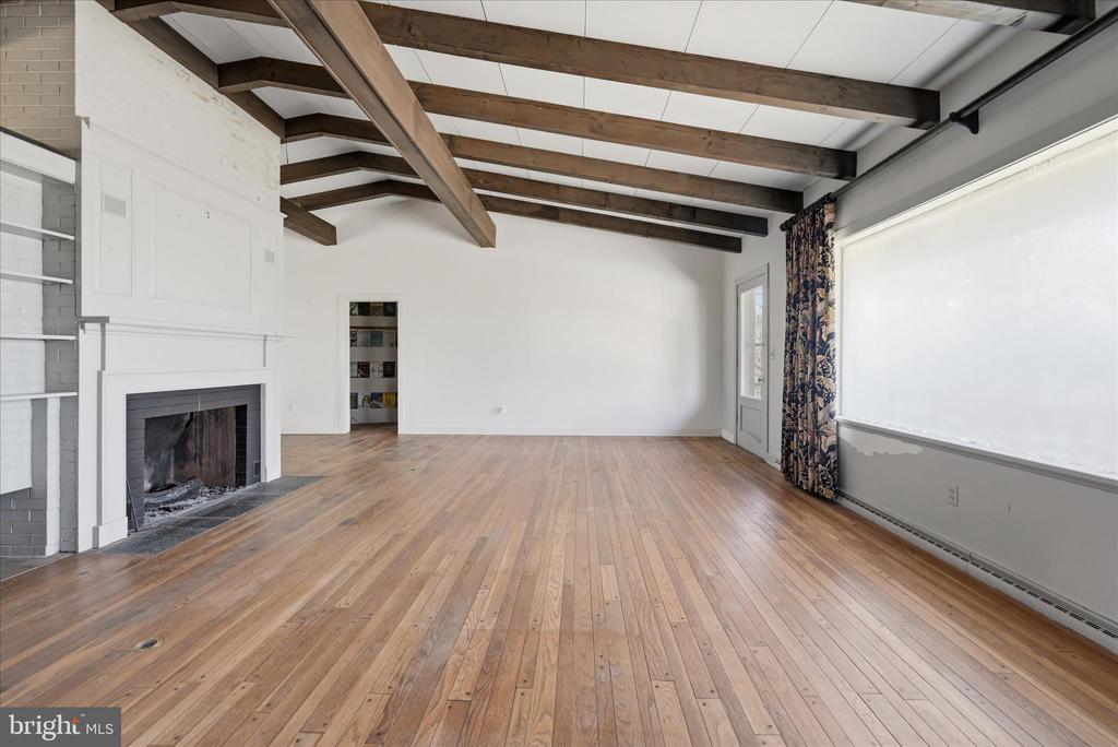 2517 FIVE POINTS RD, MARSHALL, Virginia, 5 Bedrooms Bedrooms, ,4 BathroomsBathrooms,Residential,2517 FIVE POINTS RD,VAFQ2021260 MLS # VAFQ2021260