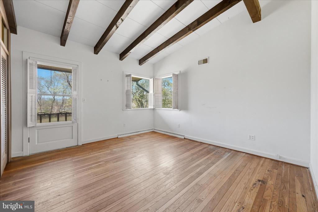 2517 FIVE POINTS RD, MARSHALL, Virginia, 5 Bedrooms Bedrooms, ,4 BathroomsBathrooms,Residential,2517 FIVE POINTS RD,VAFQ2021260 MLS # VAFQ2021260