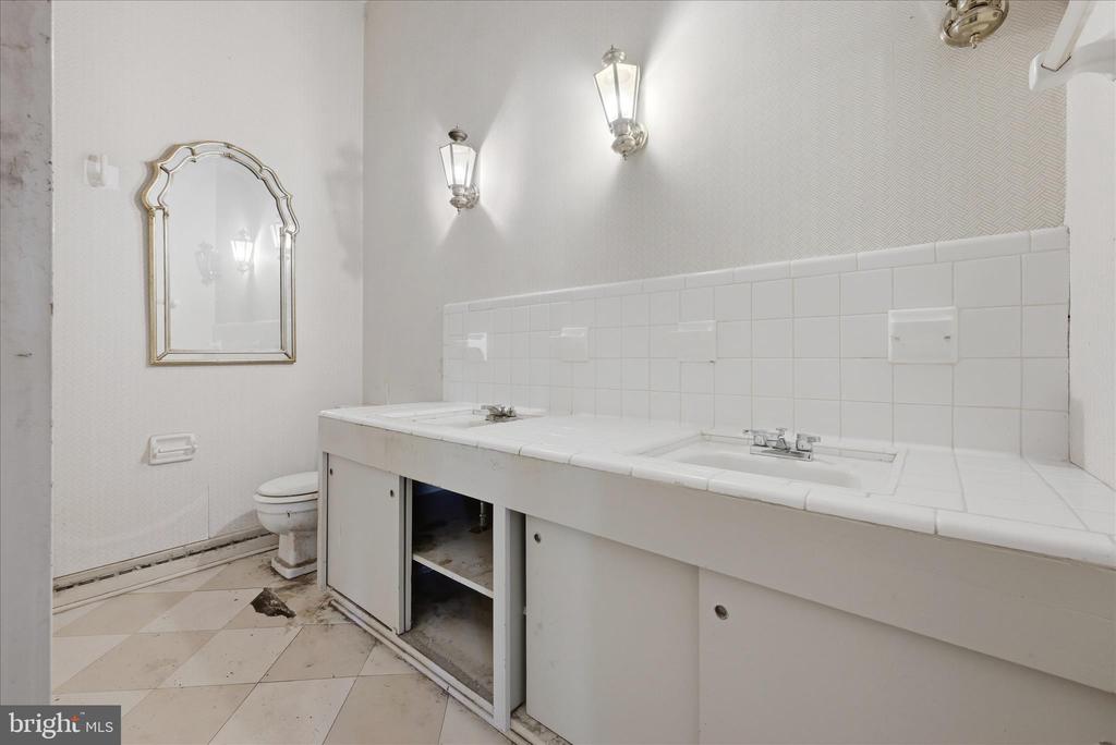 2517 FIVE POINTS RD, MARSHALL, Virginia, 5 Bedrooms Bedrooms, ,4 BathroomsBathrooms,Residential,2517 FIVE POINTS RD,VAFQ2021260 MLS # VAFQ2021260