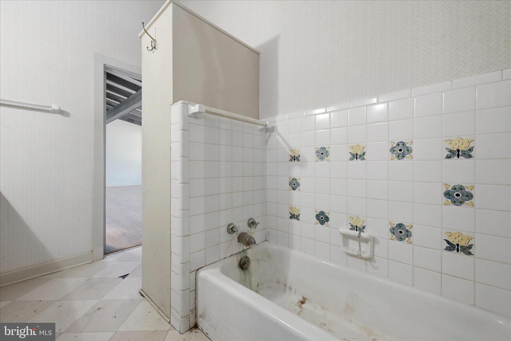 2517 FIVE POINTS RD, MARSHALL, Virginia, 5 Bedrooms Bedrooms, ,4 BathroomsBathrooms,Residential,2517 FIVE POINTS RD,VAFQ2021260 MLS # VAFQ2021260