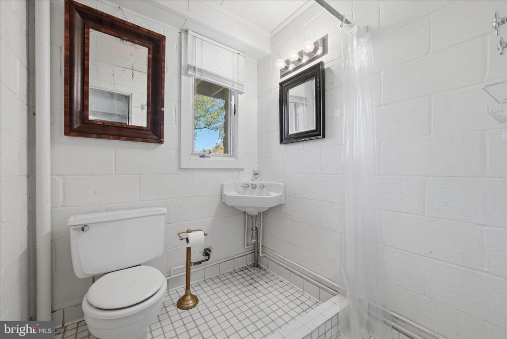 2517 FIVE POINTS RD, MARSHALL, Virginia, 5 Bedrooms Bedrooms, ,4 BathroomsBathrooms,Residential,2517 FIVE POINTS RD,VAFQ2021260 MLS # VAFQ2021260