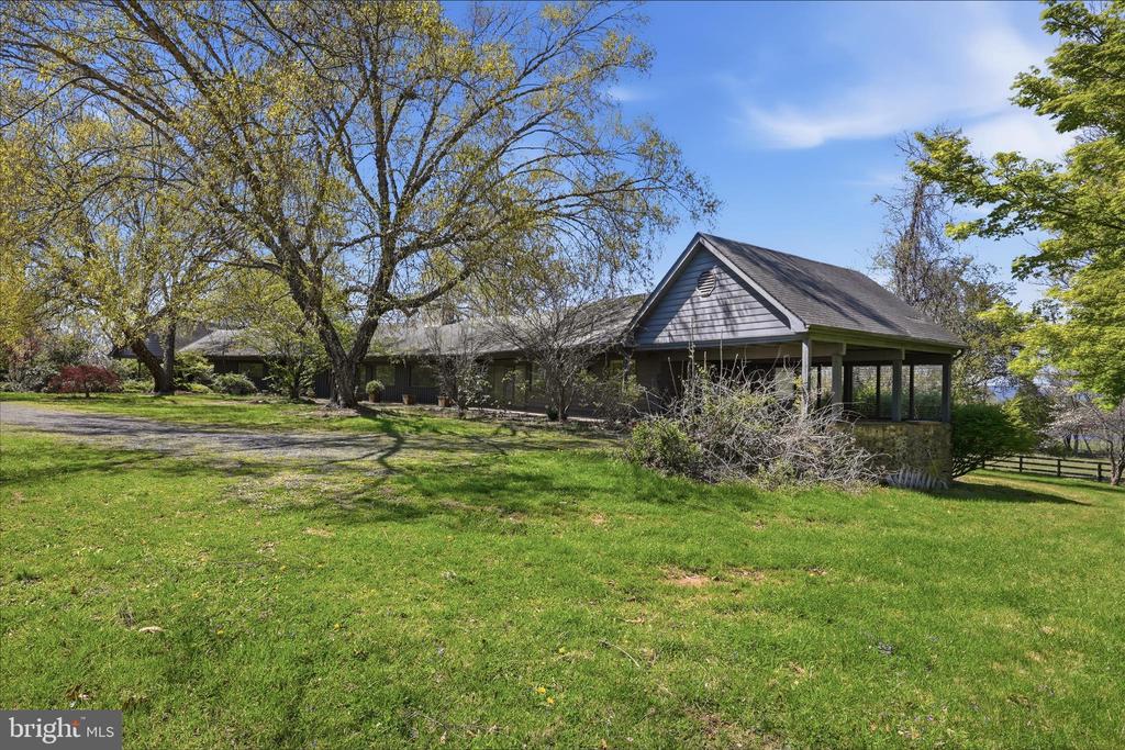 2517 FIVE POINTS RD, MARSHALL, Virginia, 5 Bedrooms Bedrooms, ,4 BathroomsBathrooms,Residential,2517 FIVE POINTS RD,VAFQ2021260 MLS # VAFQ2021260