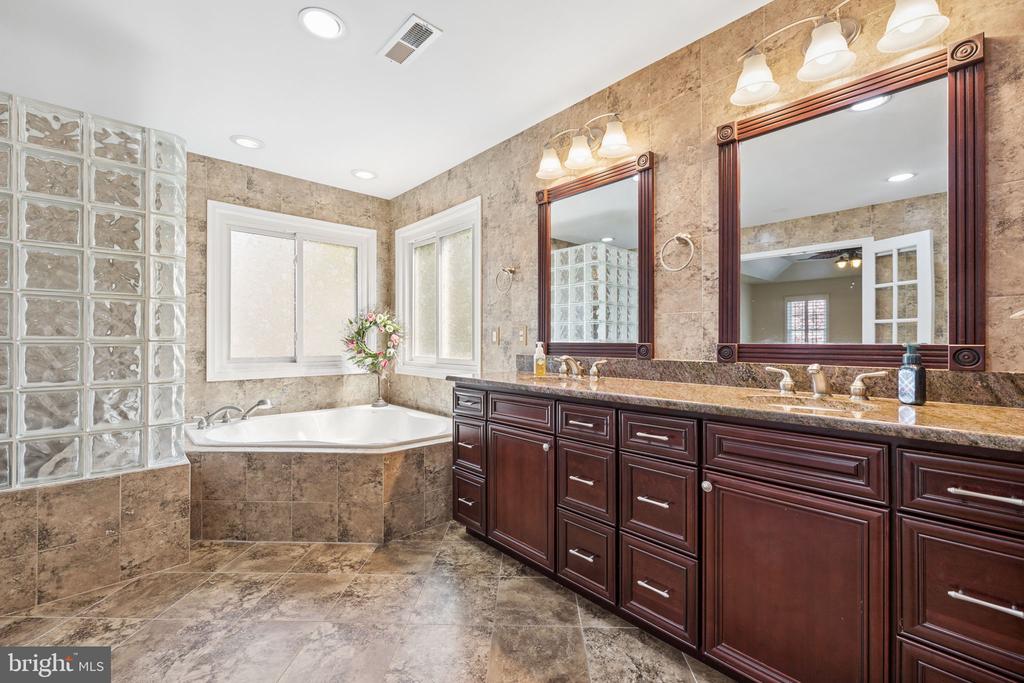 7573 FUSILIER DR, WARRENTON, Virginia 20186, 4 Bedrooms Bedrooms, ,3 BathroomsBathrooms,Residential,7573 FUSILIER DR,VAFQ2021214 MLS # VAFQ2021214