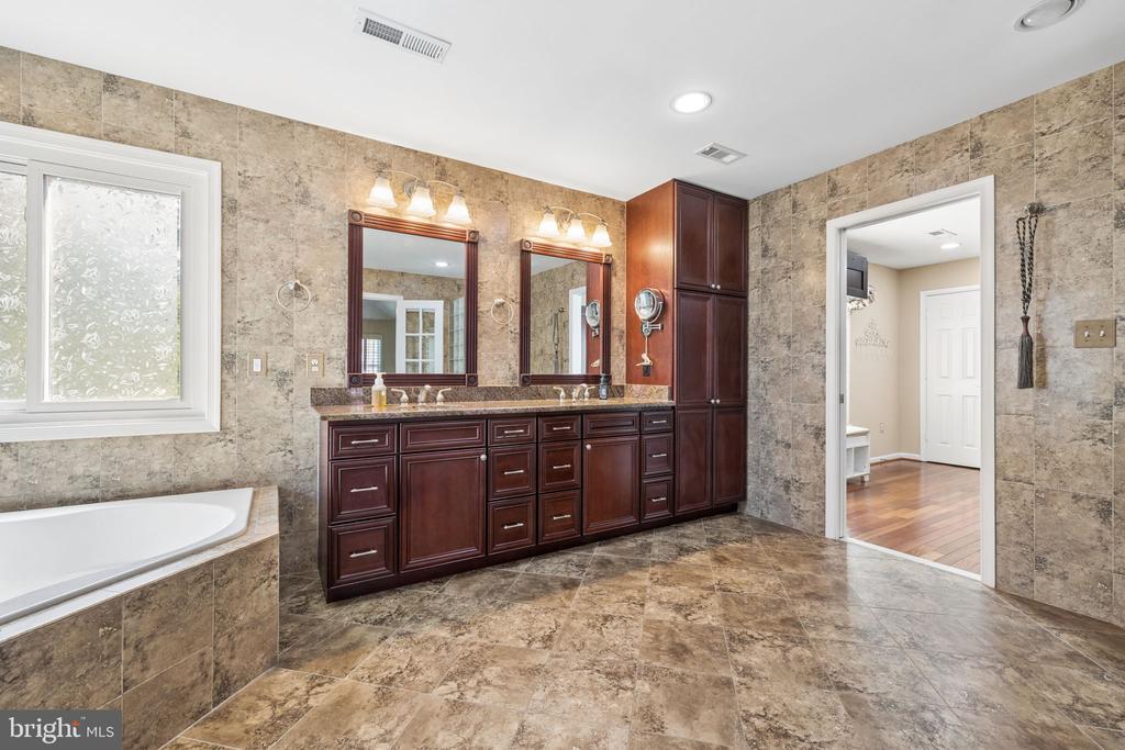 7573 FUSILIER DR, WARRENTON, Virginia 20186, 4 Bedrooms Bedrooms, ,3 BathroomsBathrooms,Residential,7573 FUSILIER DR,VAFQ2021214 MLS # VAFQ2021214