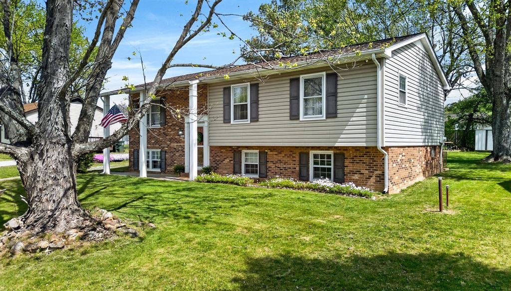 51 BRIARWOOD CIR, STAUNTON, Virginia 24401, 3 Bedrooms Bedrooms, ,2 BathroomsBathrooms,Residential,51 BRIARWOOD CIR,675623 MLS # 675623 51 BRIARWOOD CIR, STAUNTON, Virginia 24401, 3 Bedrooms Bedrooms, ,2 BathroomsBathrooms,Residential,51 BRIARWOOD CIR,675623 MLS # 675623