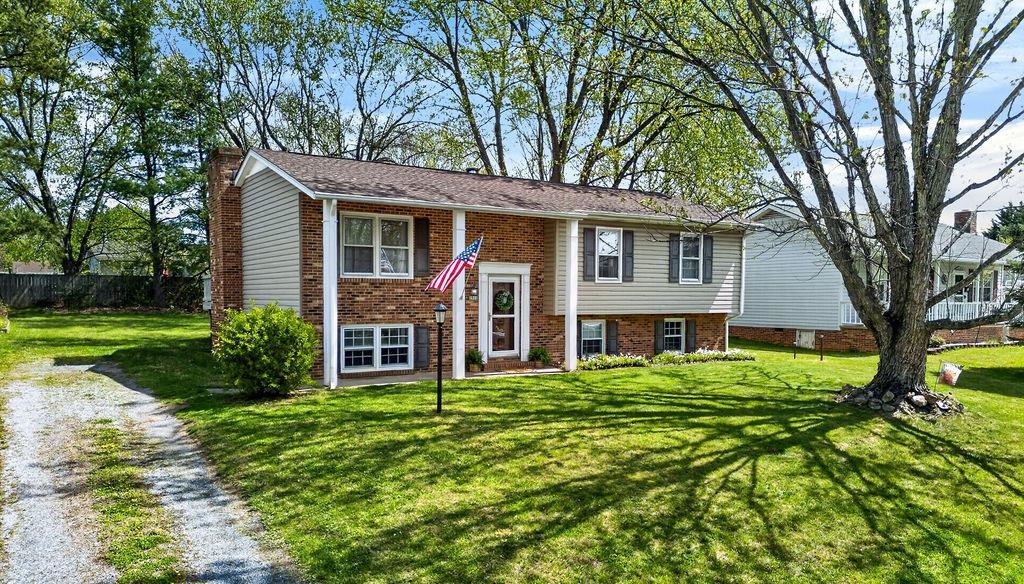 51 BRIARWOOD CIR, STAUNTON, Virginia 24401, 3 Bedrooms Bedrooms, ,2 BathroomsBathrooms,Residential,51 BRIARWOOD CIR,675623 MLS # 675623 51 BRIARWOOD CIR, STAUNTON, Virginia 24401, 3 Bedrooms Bedrooms, ,2 BathroomsBathrooms,Residential,51 BRIARWOOD CIR,675623 MLS # 675623