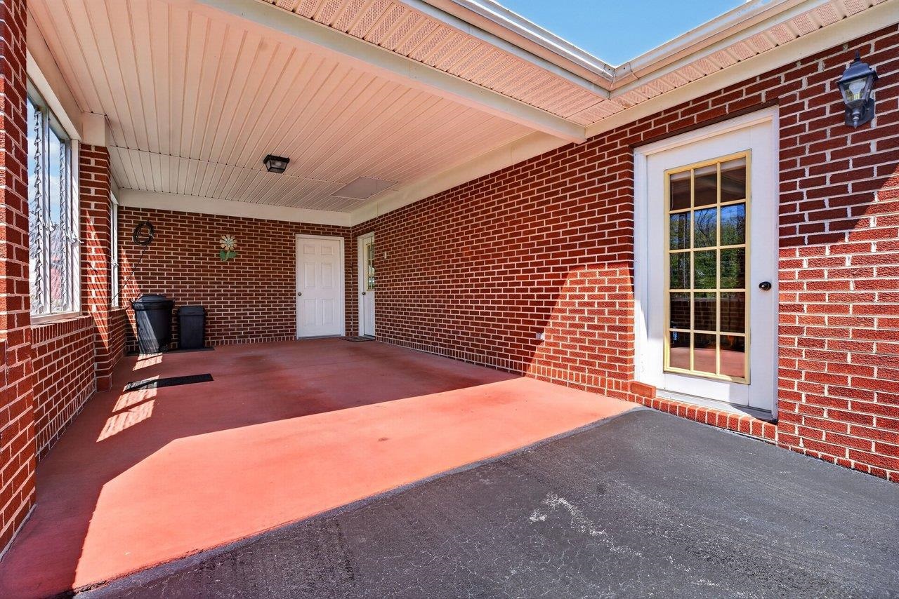 w/ unfinished storage room in the rear w/ unfinished storage room in the rear