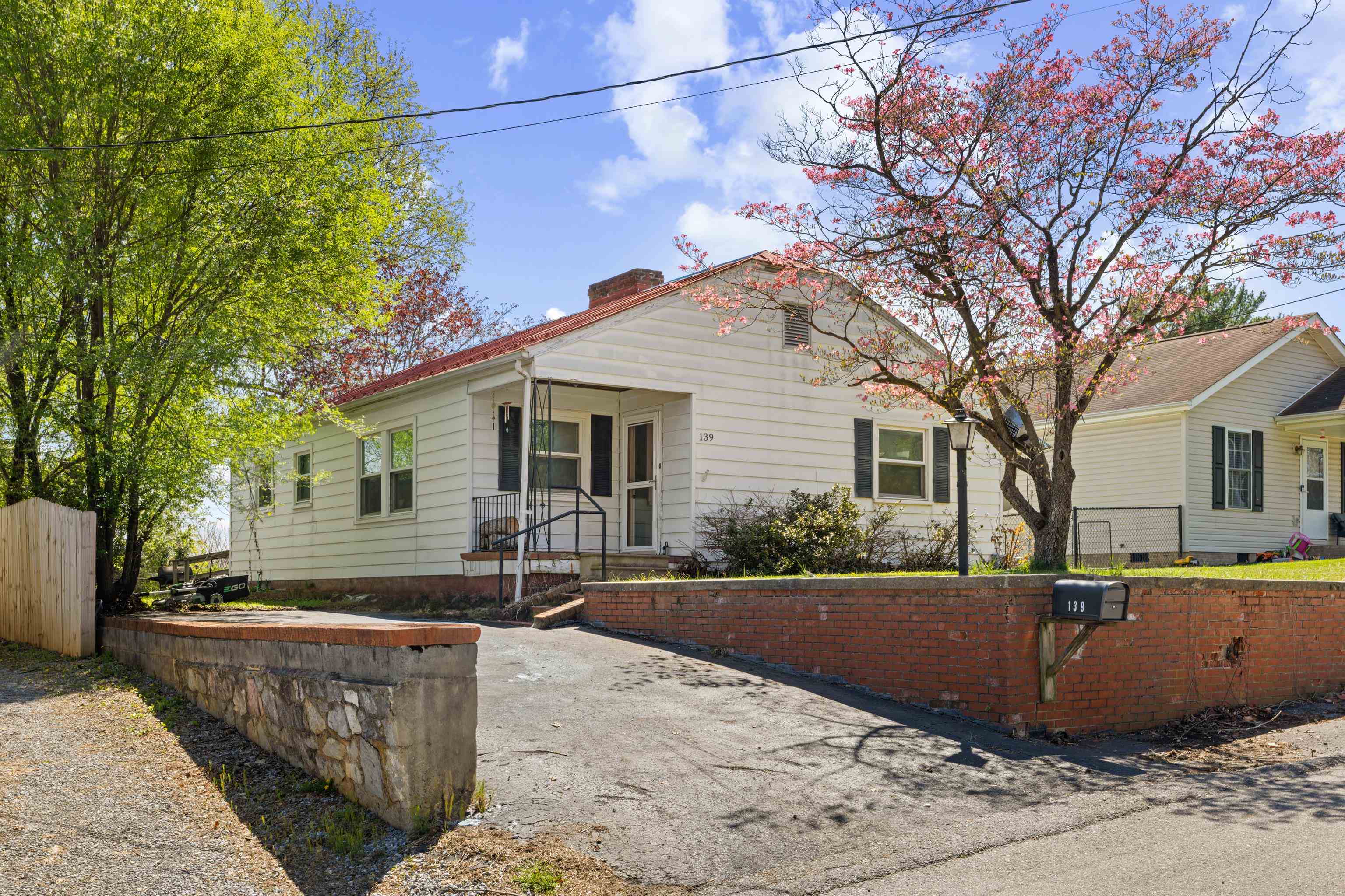 139 STRAITH ST, STAUNTON, Virginia 24401, 3 Bedrooms Bedrooms, ,1 BathroomBathrooms,Residential,139 STRAITH ST,675668 MLS # 675668