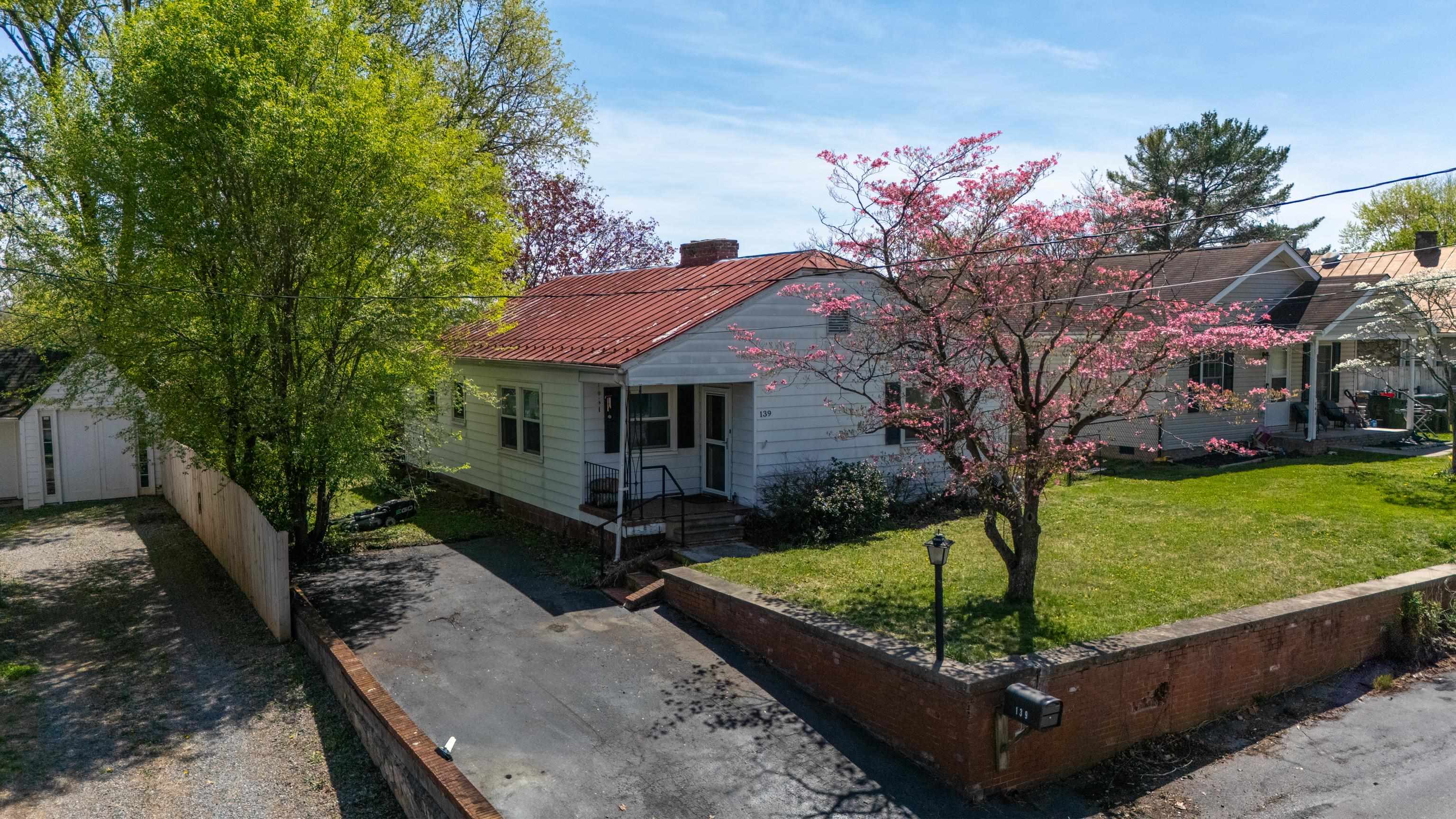 139 STRAITH ST, STAUNTON, Virginia 24401, 3 Bedrooms Bedrooms, ,1 BathroomBathrooms,Residential,139 STRAITH ST,675668 MLS # 675668