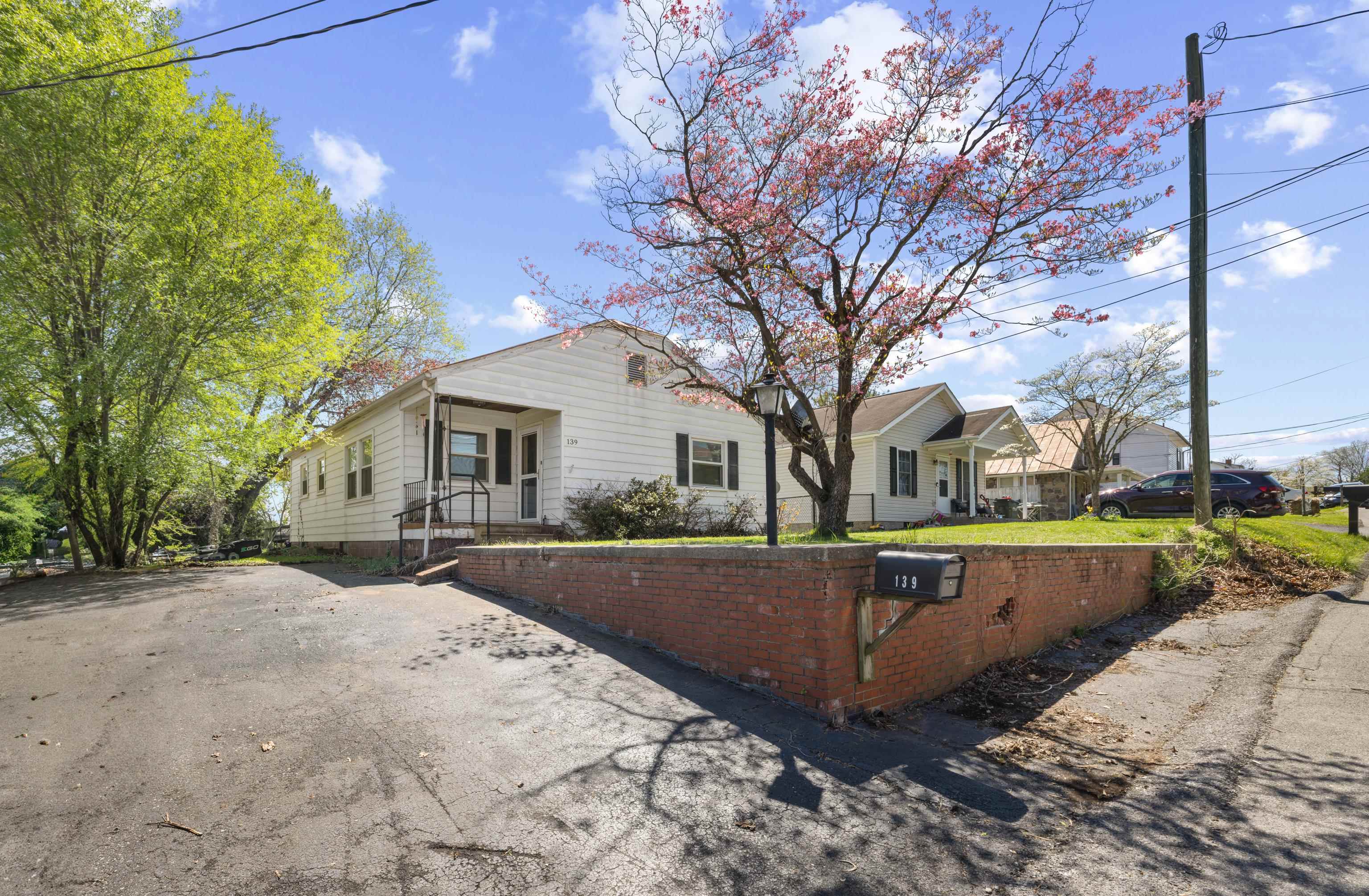 139 STRAITH ST, STAUNTON, Virginia 24401, 3 Bedrooms Bedrooms, ,1 BathroomBathrooms,Residential,139 STRAITH ST,675668 MLS # 675668