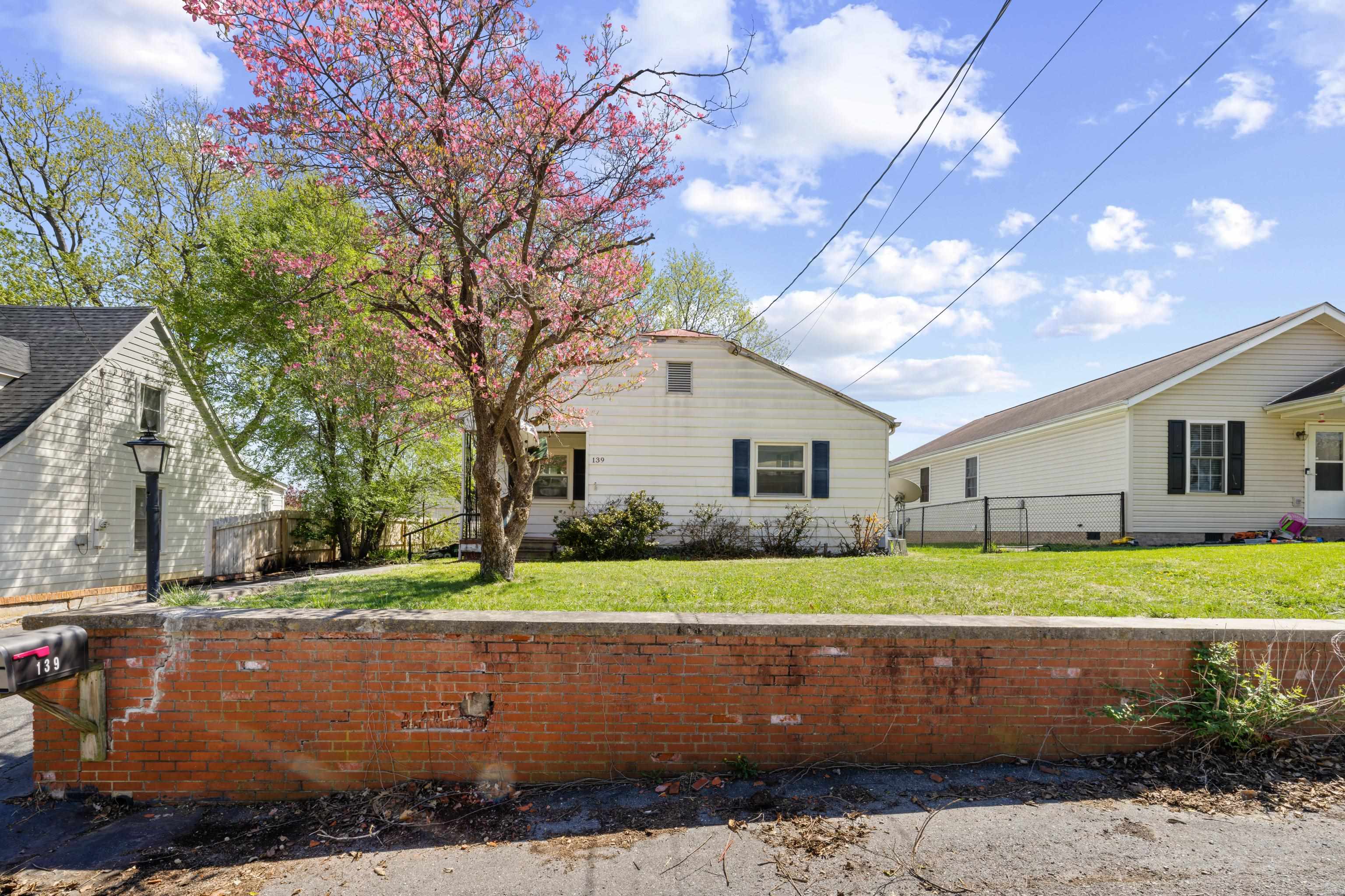 139 STRAITH ST, STAUNTON, Virginia 24401, 3 Bedrooms Bedrooms, ,1 BathroomBathrooms,Residential,139 STRAITH ST,675668 MLS # 675668