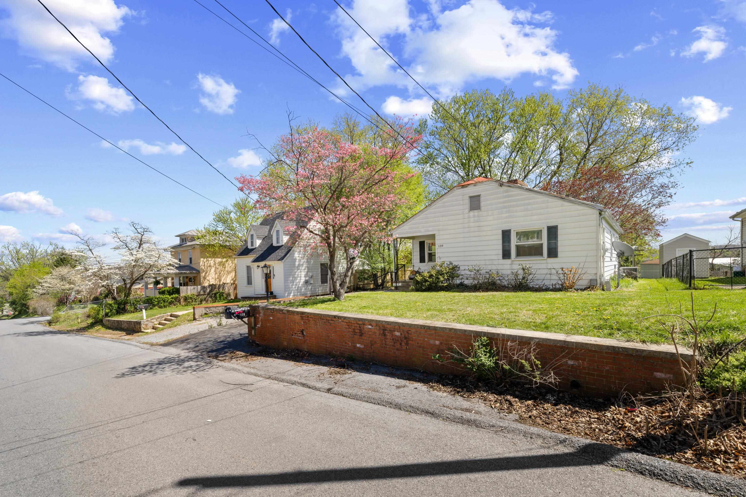 139 STRAITH ST, STAUNTON, Virginia 24401, 3 Bedrooms Bedrooms, ,1 BathroomBathrooms,Residential,139 STRAITH ST,675668 MLS # 675668