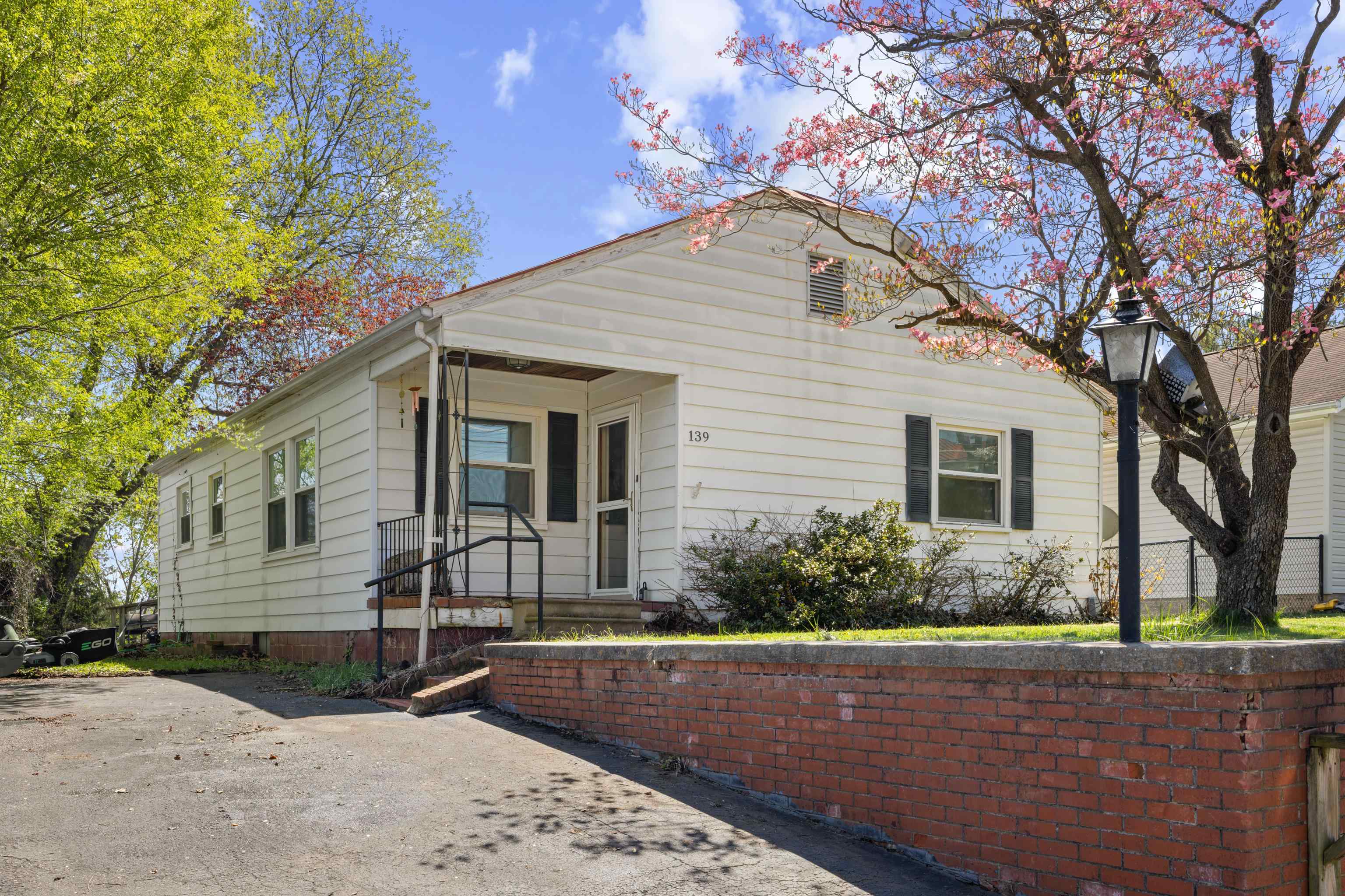 139 STRAITH ST, STAUNTON, Virginia 24401, 3 Bedrooms Bedrooms, ,1 BathroomBathrooms,Residential,139 STRAITH ST,675668 MLS # 675668
