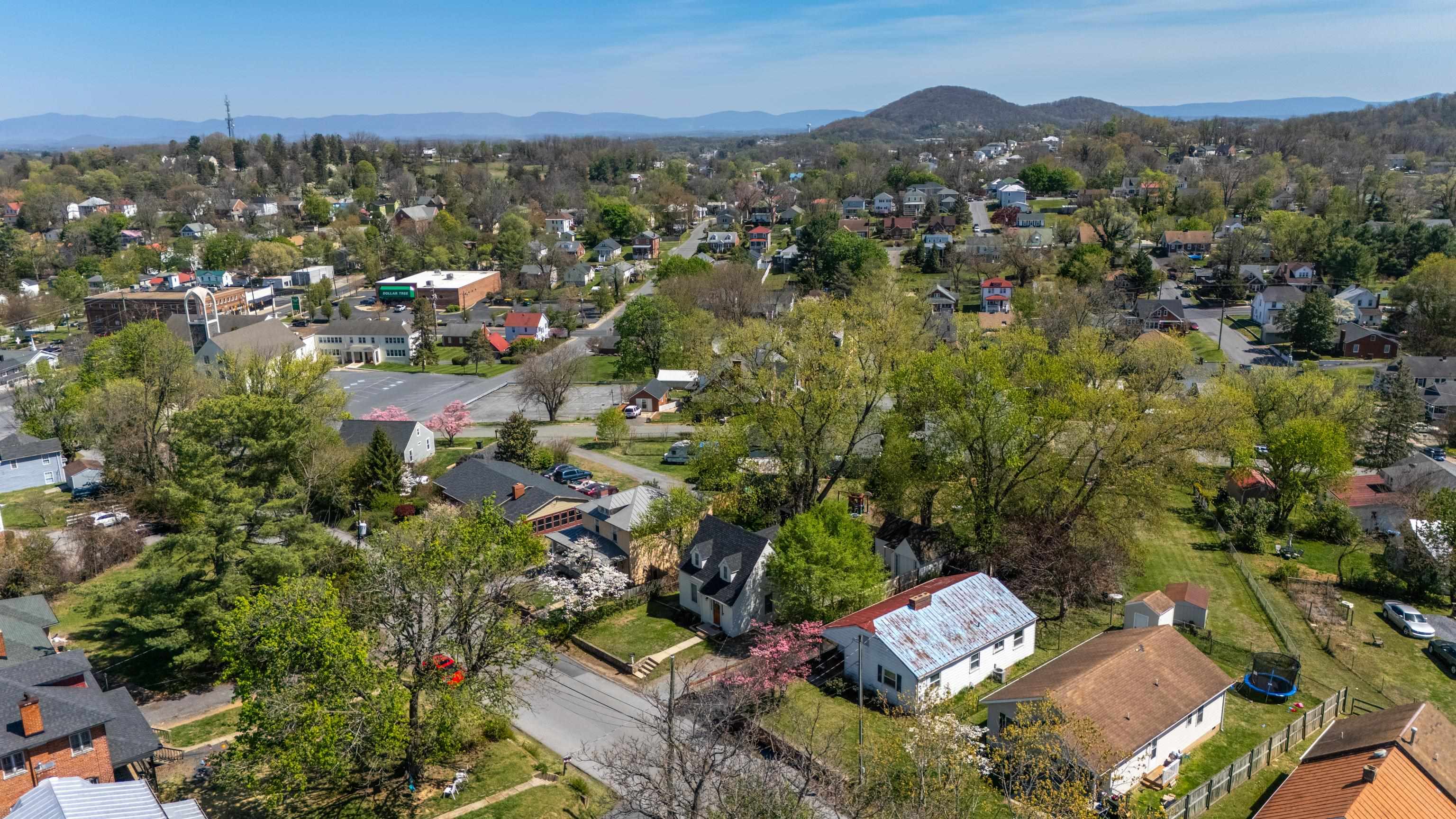 139 STRAITH ST, STAUNTON, Virginia 24401, 3 Bedrooms Bedrooms, ,1 BathroomBathrooms,Residential,139 STRAITH ST,675668 MLS # 675668