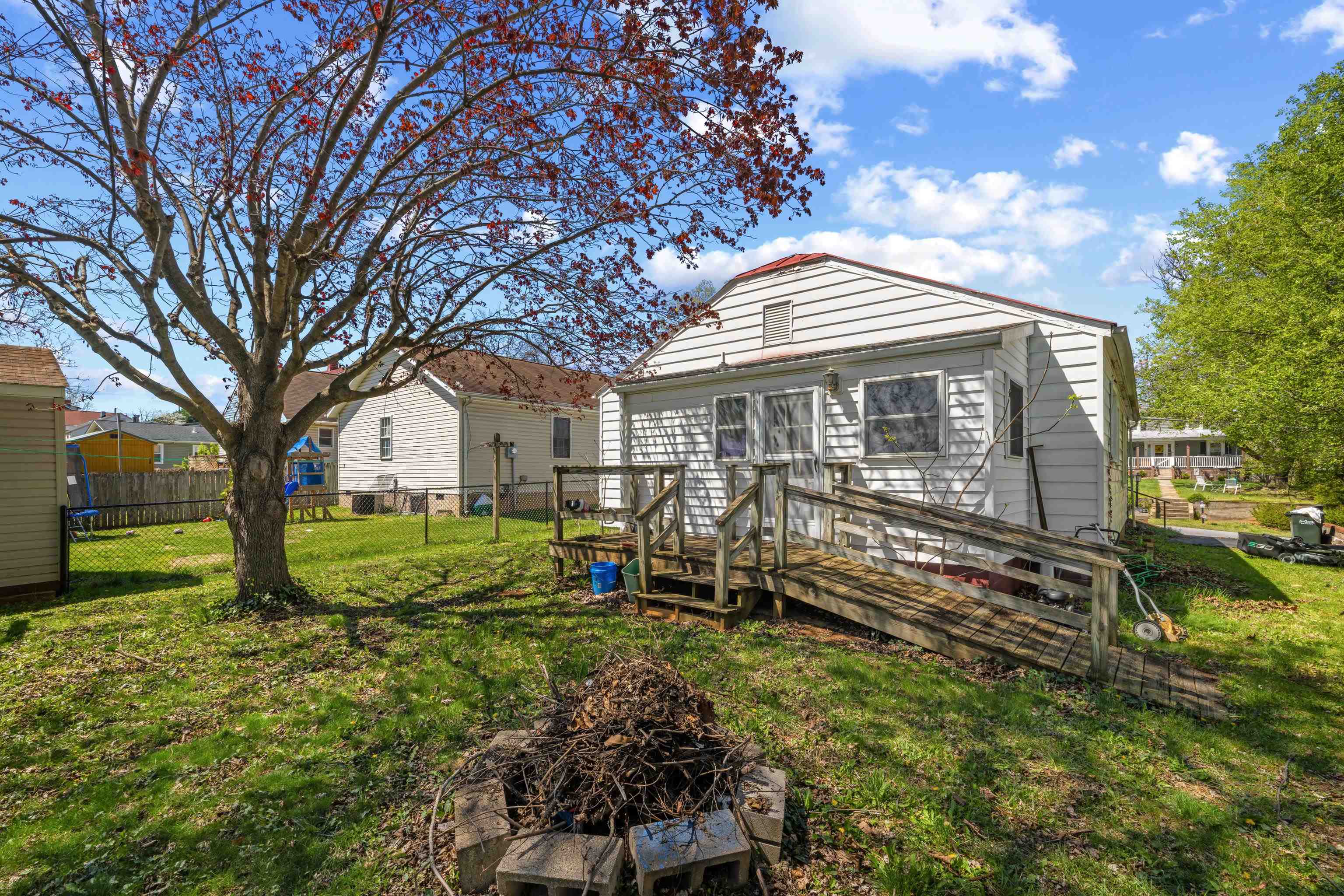 139 STRAITH ST, STAUNTON, Virginia 24401, 3 Bedrooms Bedrooms, ,1 BathroomBathrooms,Residential,139 STRAITH ST,675668 MLS # 675668