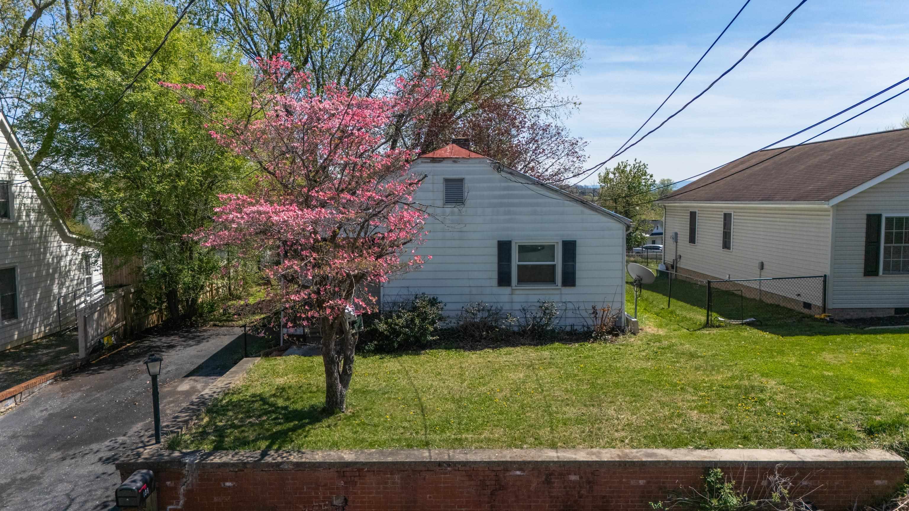 139 STRAITH ST, STAUNTON, Virginia 24401, 3 Bedrooms Bedrooms, ,1 BathroomBathrooms,Residential,139 STRAITH ST,675668 MLS # 675668