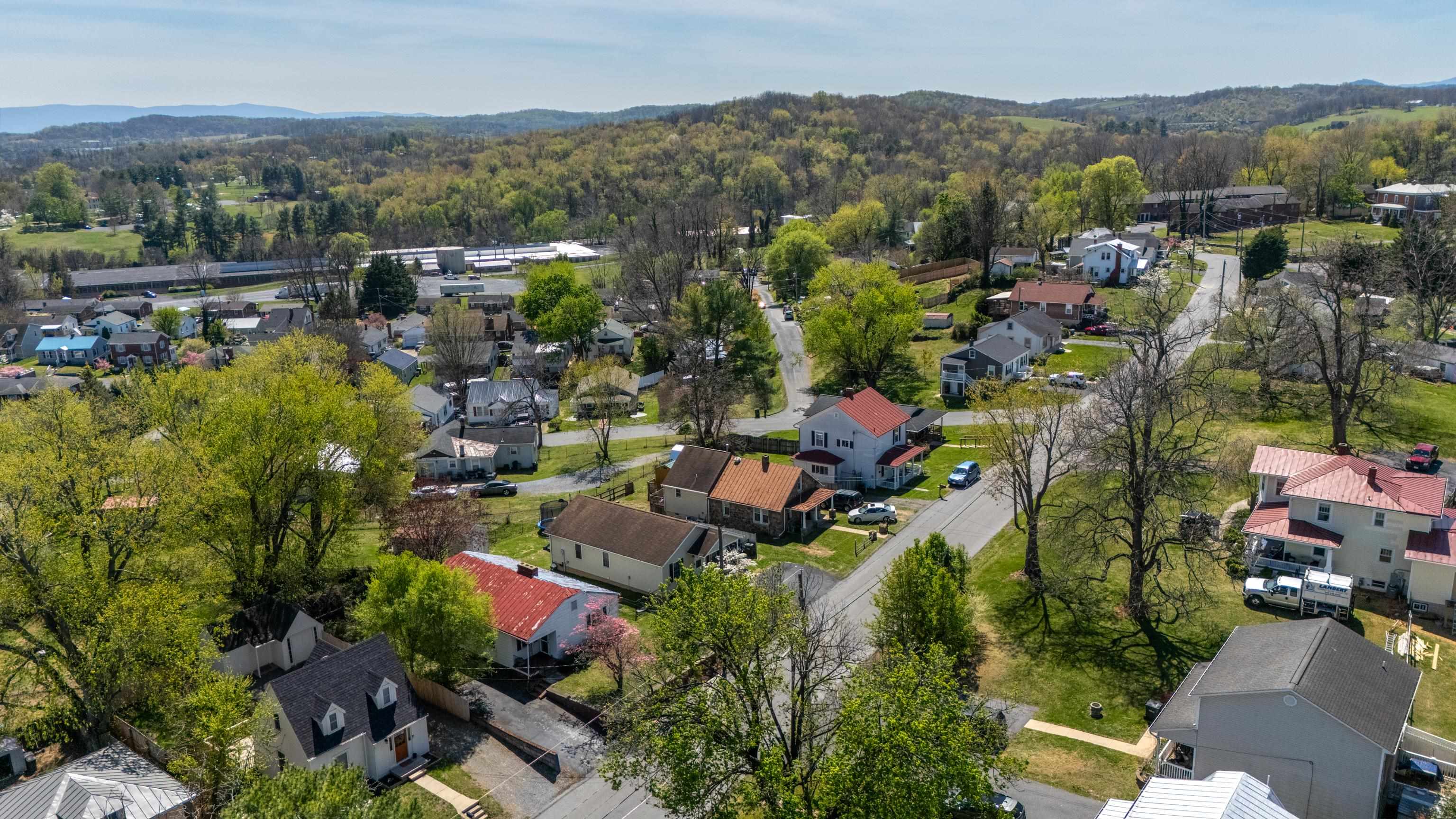 139 STRAITH ST, STAUNTON, Virginia 24401, 3 Bedrooms Bedrooms, ,1 BathroomBathrooms,Residential,139 STRAITH ST,675668 MLS # 675668