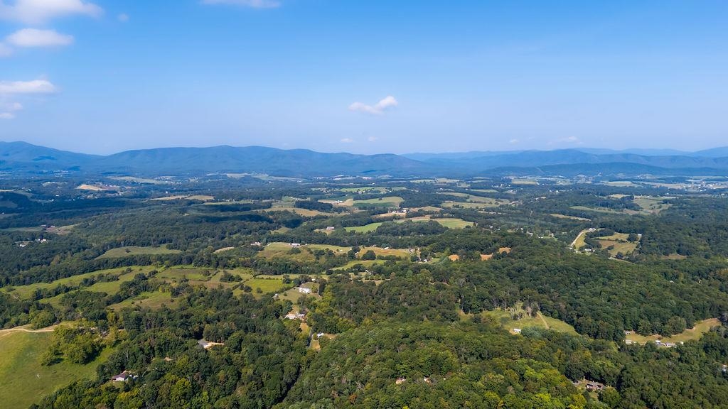 137 CRESTWOOD DR, CHURCHVILLE, Virginia 24421, 3 Bedrooms Bedrooms, ,3 BathroomsBathrooms,Residential,137 CRESTWOOD DR,675681 MLS # 675681