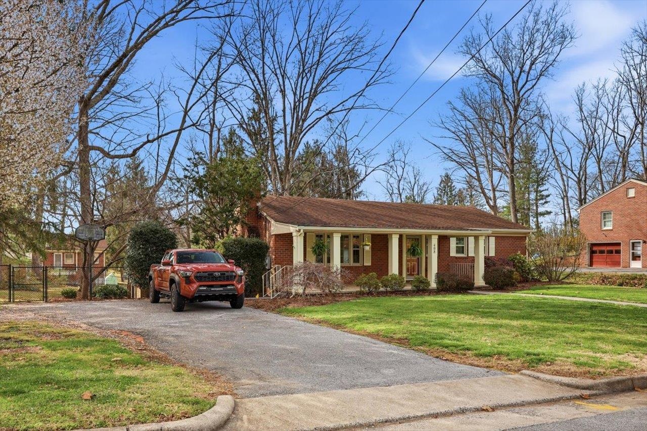 408 ROBIN ST, STAUNTON, Virginia 24401, 3 Bedrooms Bedrooms, ,2 BathroomsBathrooms,Residential,408 ROBIN ST,674844 MLS # 674844