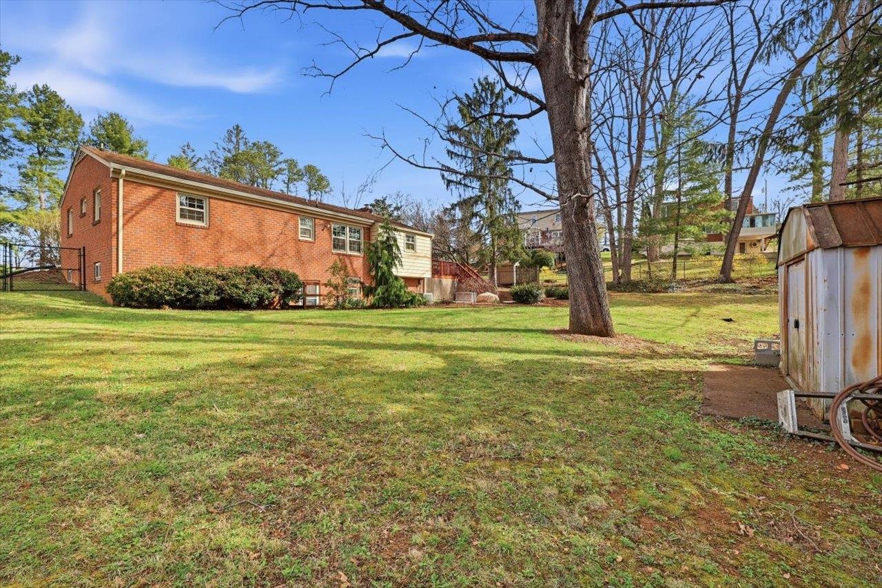 408 ROBIN ST, STAUNTON, Virginia 24401, 3 Bedrooms Bedrooms, ,2 BathroomsBathrooms,Residential,408 ROBIN ST,674844 MLS # 674844