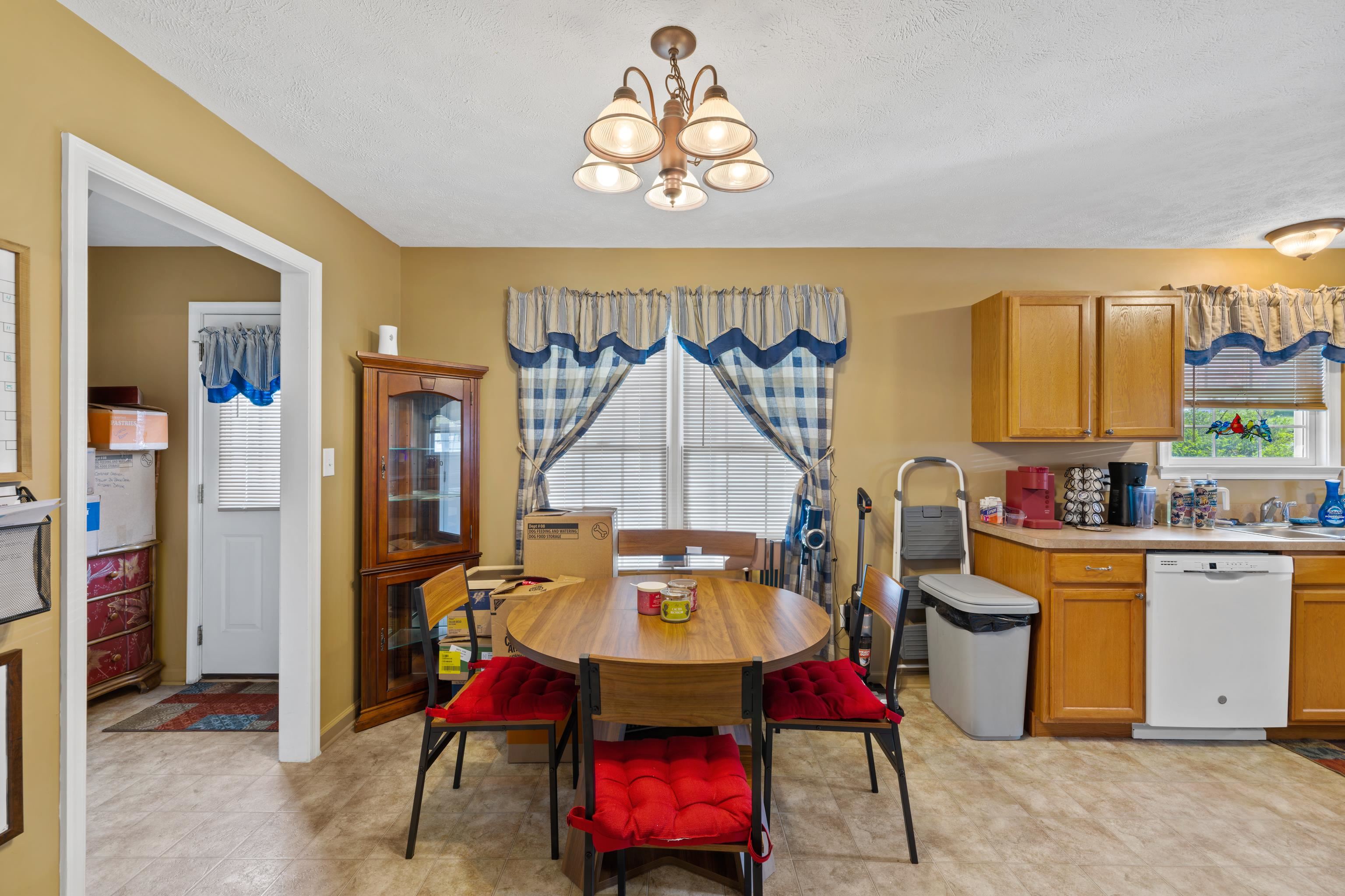 1008 MIDDLEBROOK AVE, STAUNTON, Virginia 24401, 3 Bedrooms Bedrooms, ,2 BathroomsBathrooms,Residential,1008 MIDDLEBROOK AVE,675683 MLS # 675683