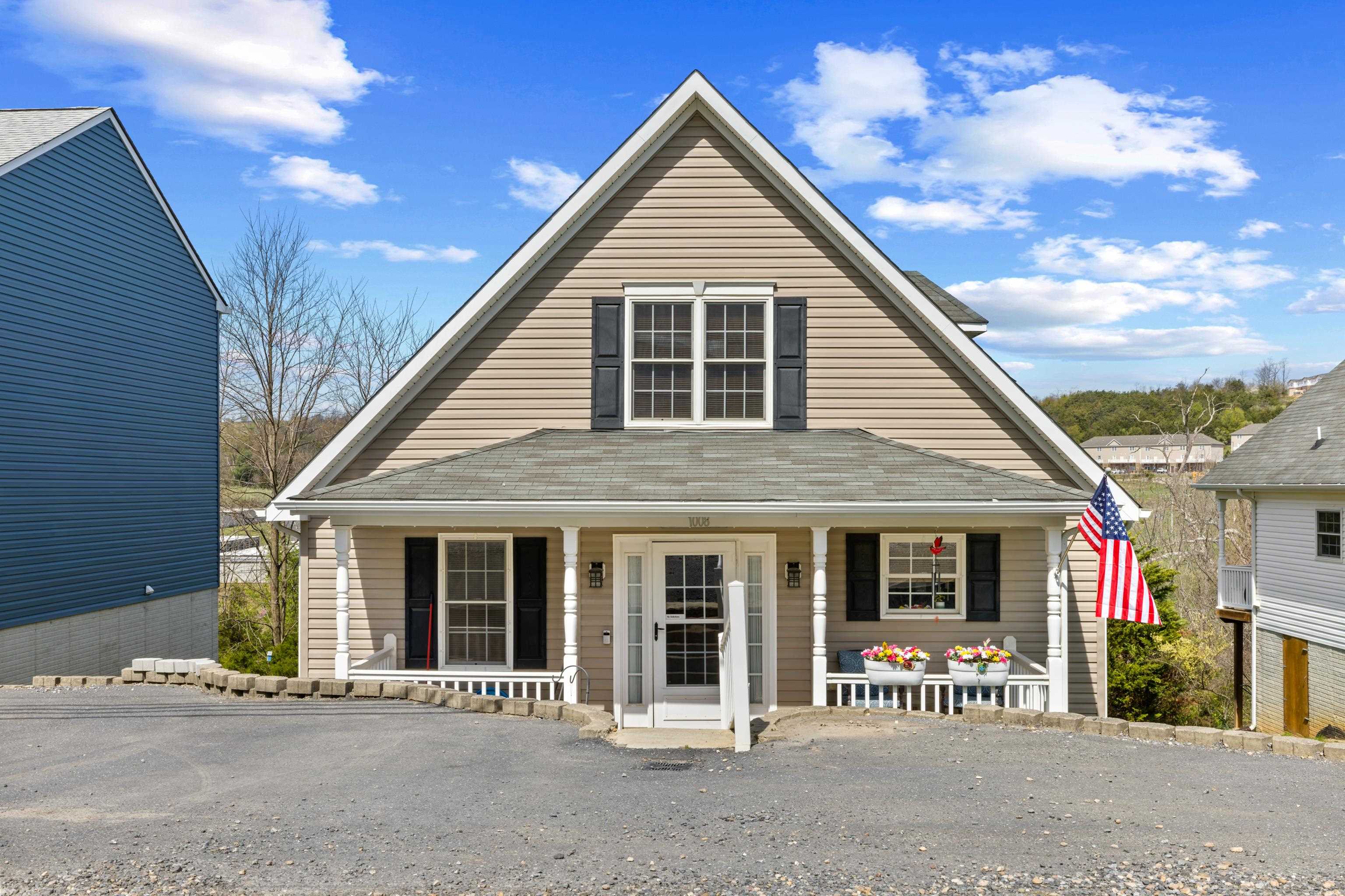 1008 MIDDLEBROOK AVE, STAUNTON, Virginia 24401, 3 Bedrooms Bedrooms, ,2 BathroomsBathrooms,Residential,1008 MIDDLEBROOK AVE,675683 MLS # 675683