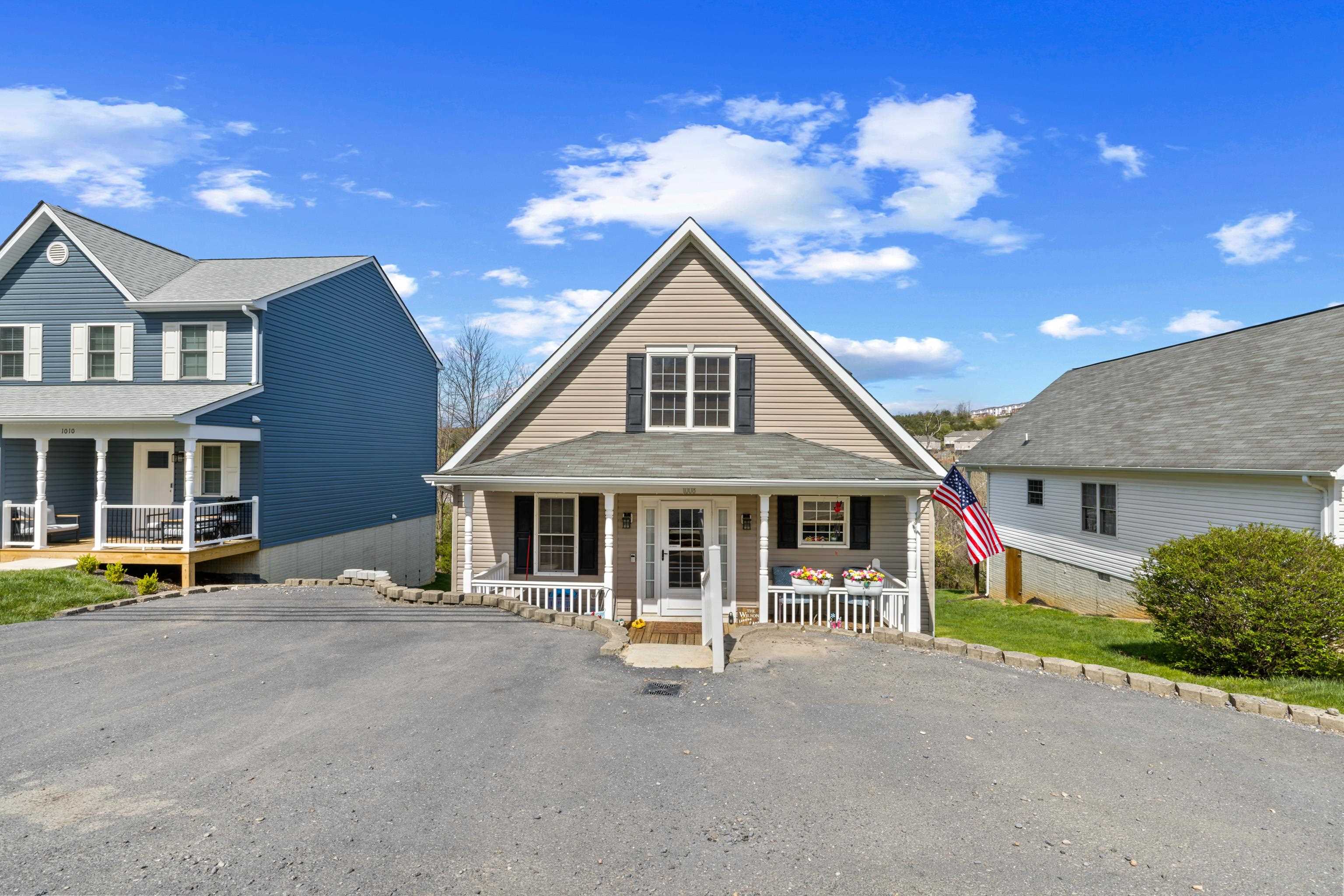 1008 MIDDLEBROOK AVE, STAUNTON, Virginia 24401, 3 Bedrooms Bedrooms, ,2 BathroomsBathrooms,Residential,1008 MIDDLEBROOK AVE,675683 MLS # 675683